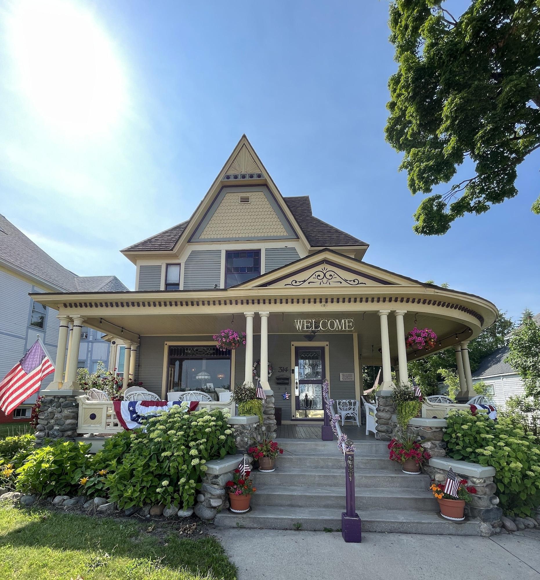 Vista Exterior Secrets on Main Bed & Breakfast