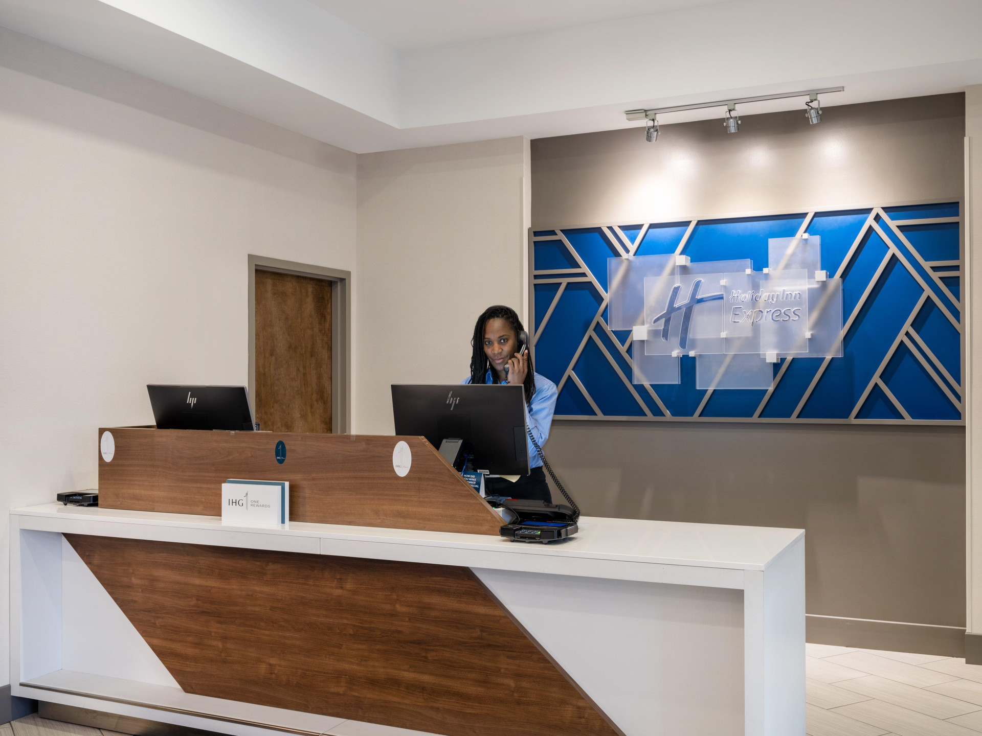 Vista Lobby Holiday Inn Express & Suites Greensboro-(I-40 Wendover) by IHG