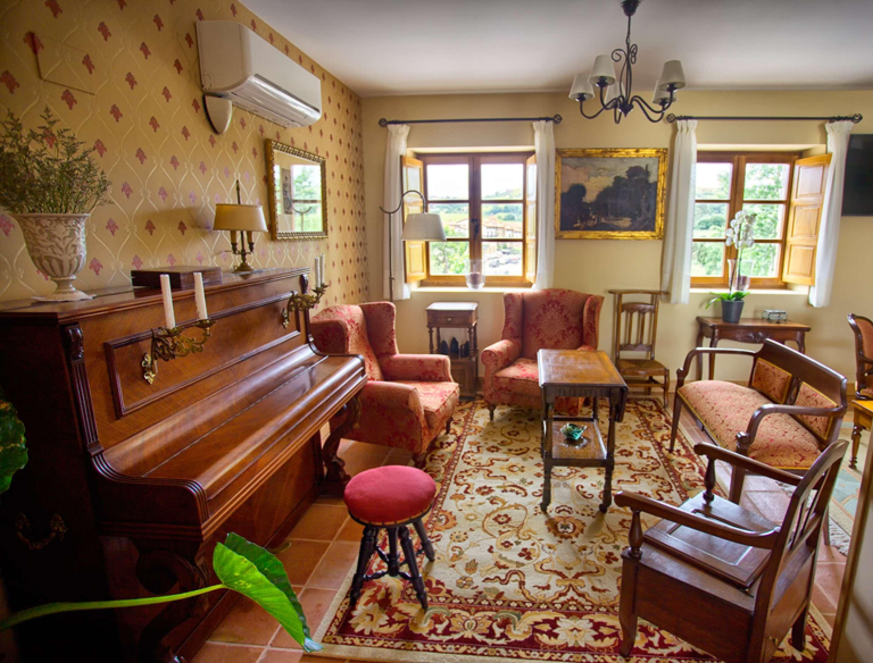 Bar/Salón Hotel Colonial de Santillana