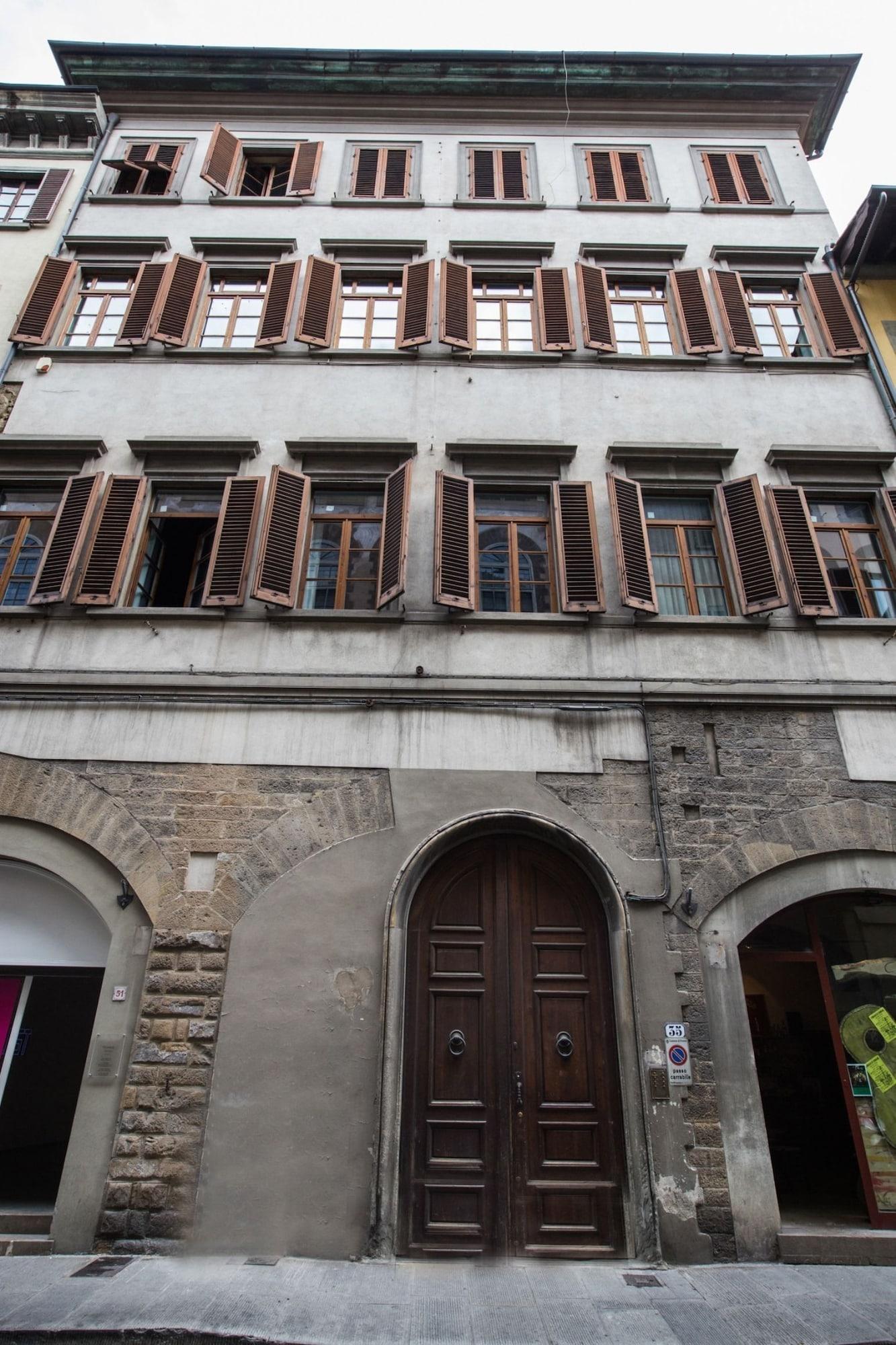 Vista Exterior Soprarno Suites