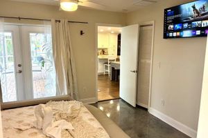 Alquiler Vacacional - Waterfront Escape: Pool, Space & Style