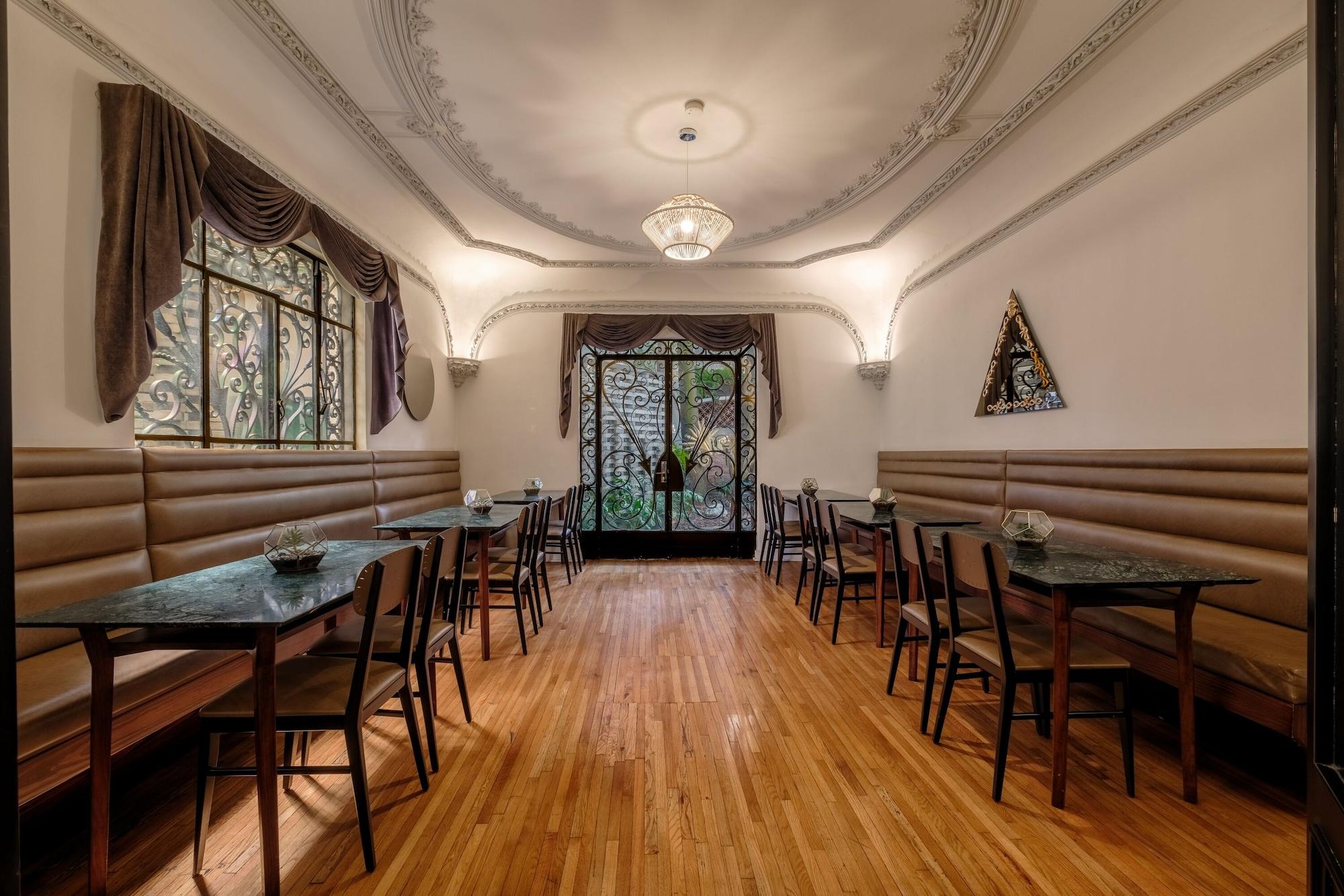 Restaurant Pug Seal Polanco Allan Poe