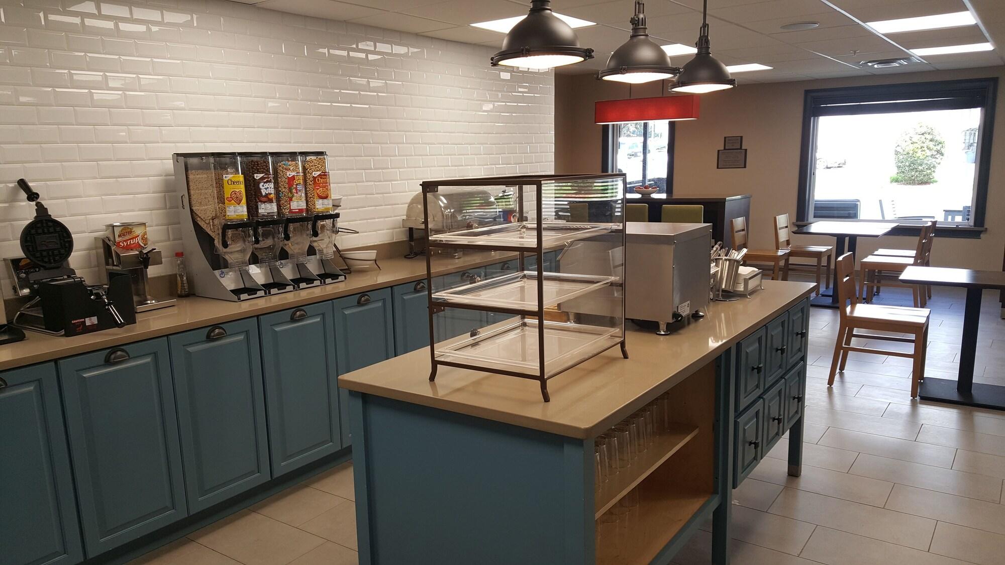 Restaurant Country Inn & Suites by Radisson, Savannah Midtown, GA