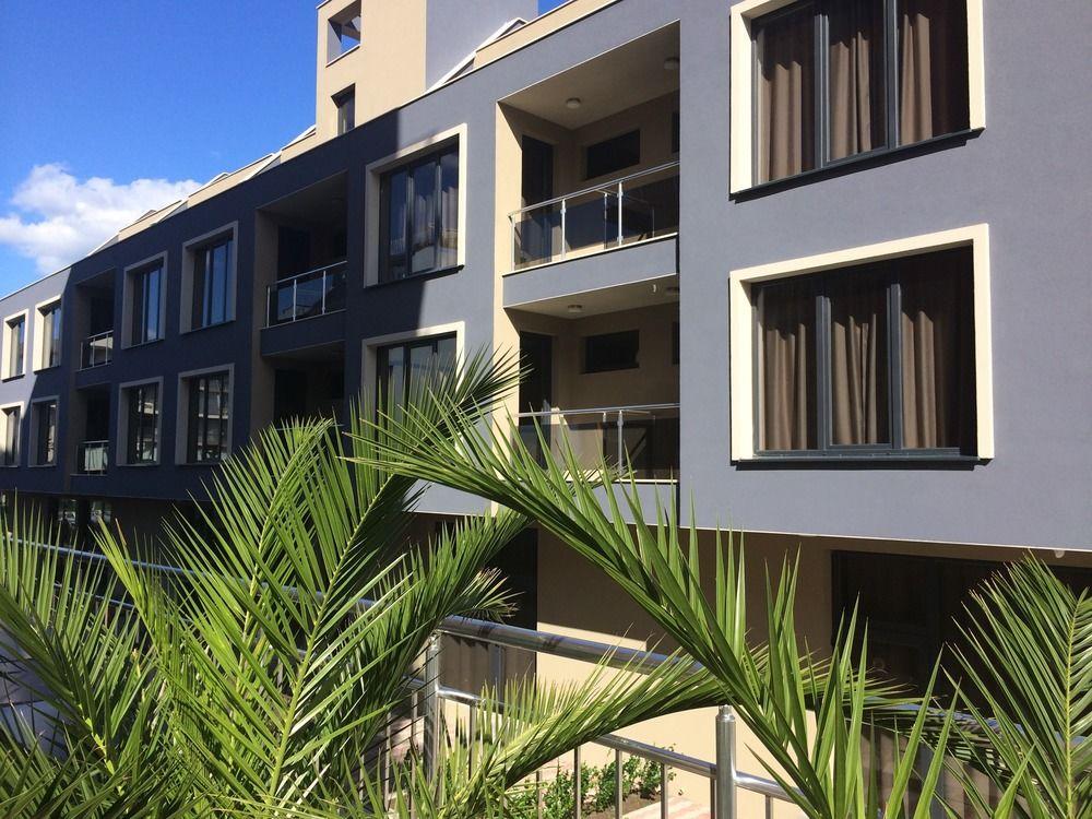 Vista Exterior Palm Residence Deluxe Studios