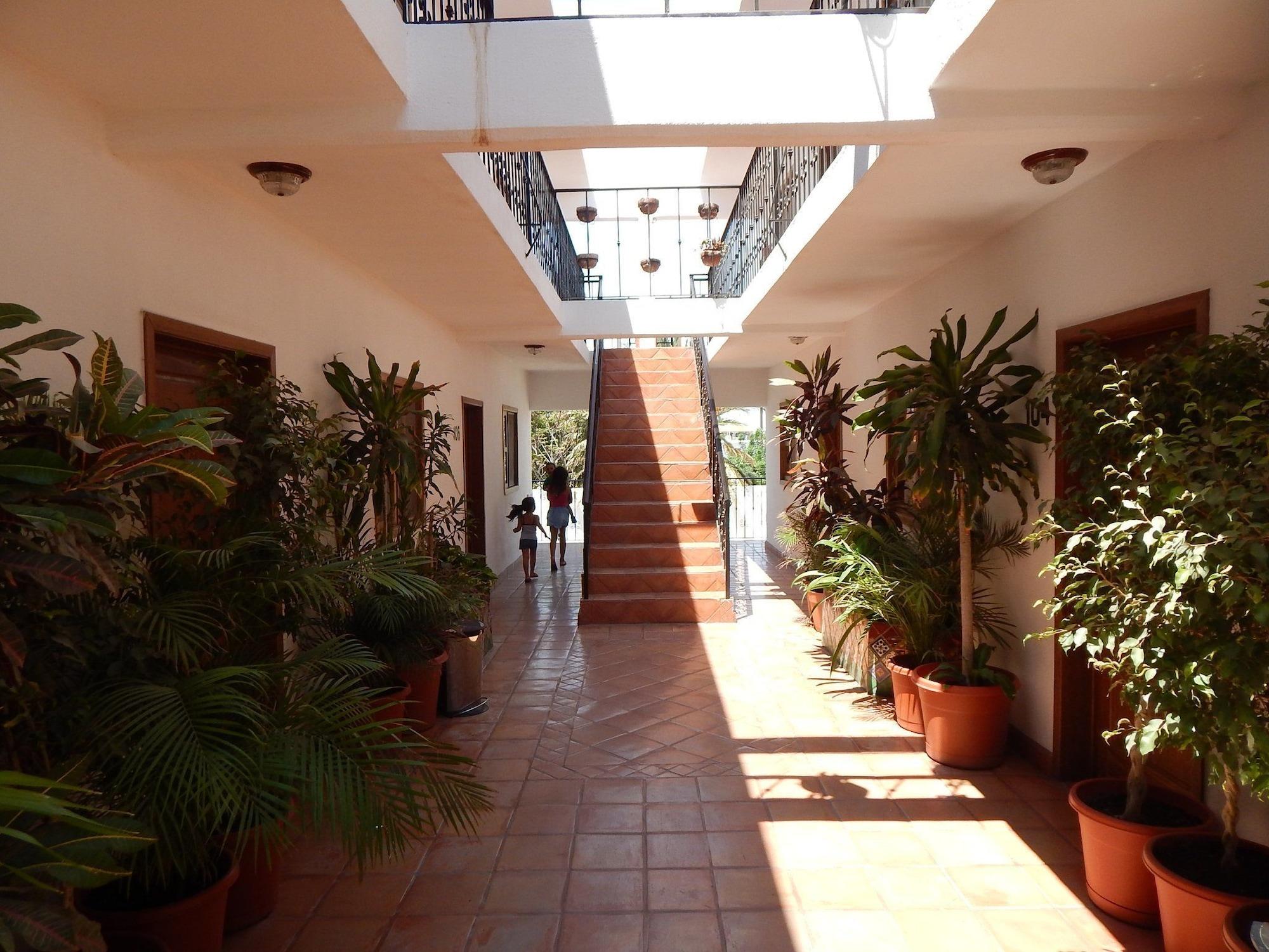Varios Cabo Cush Hotel