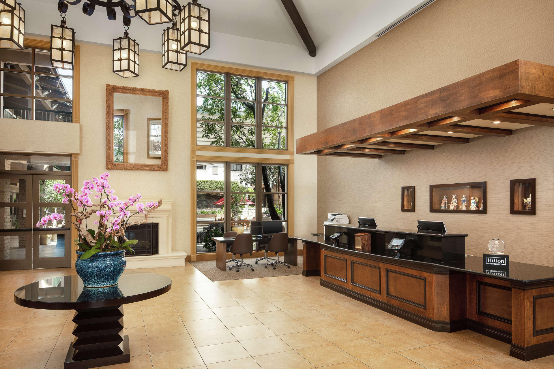 Vista Lobby DoubleTree by Hilton Claremont