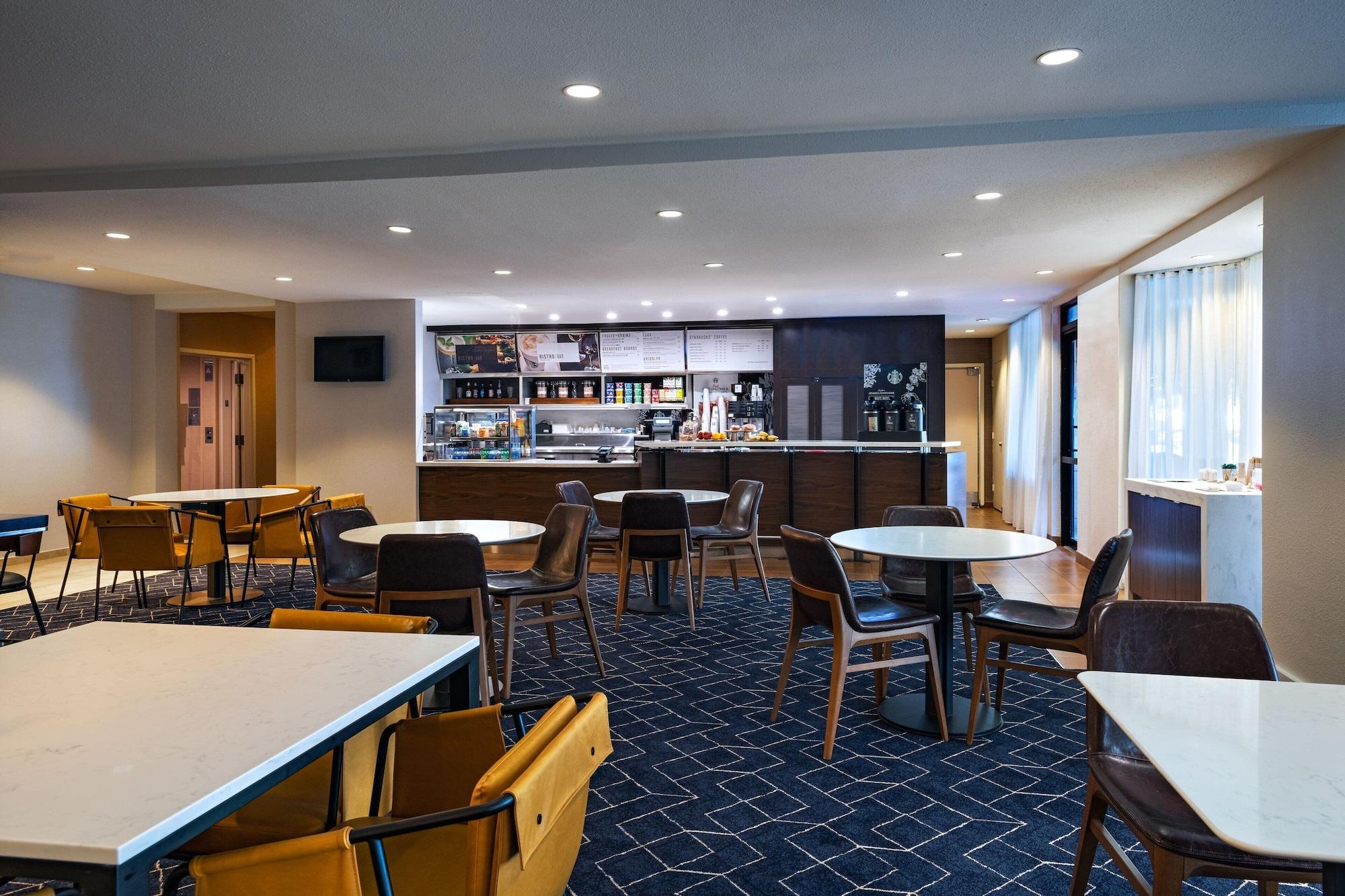 Restaurant Courtyard by Marriott Dallas Plano in Legacy Park