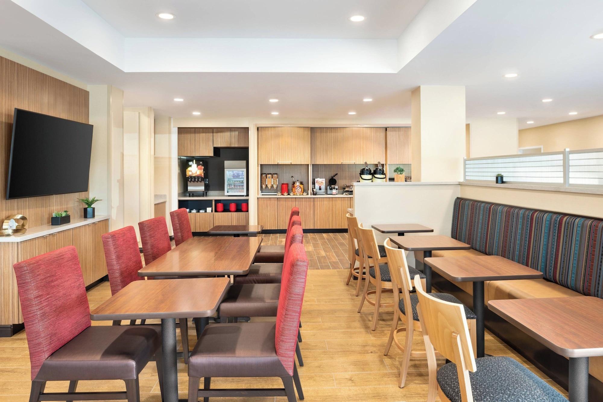 Restaurant TownePlace Suites by Marriott Milwaukee Grafton