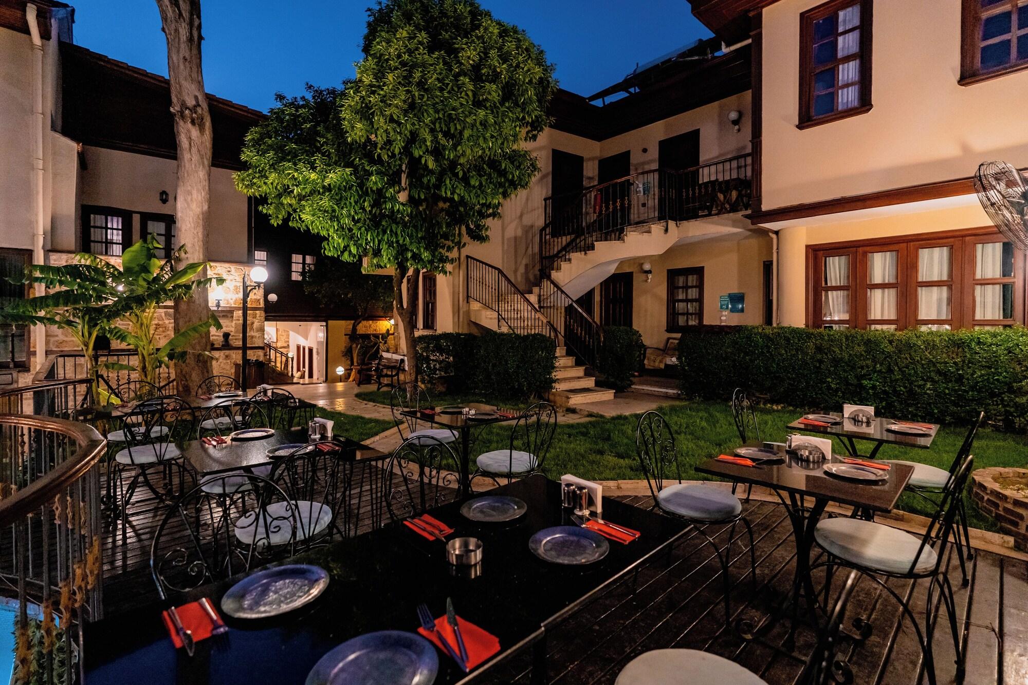 Varios Mediterra Art Hotel