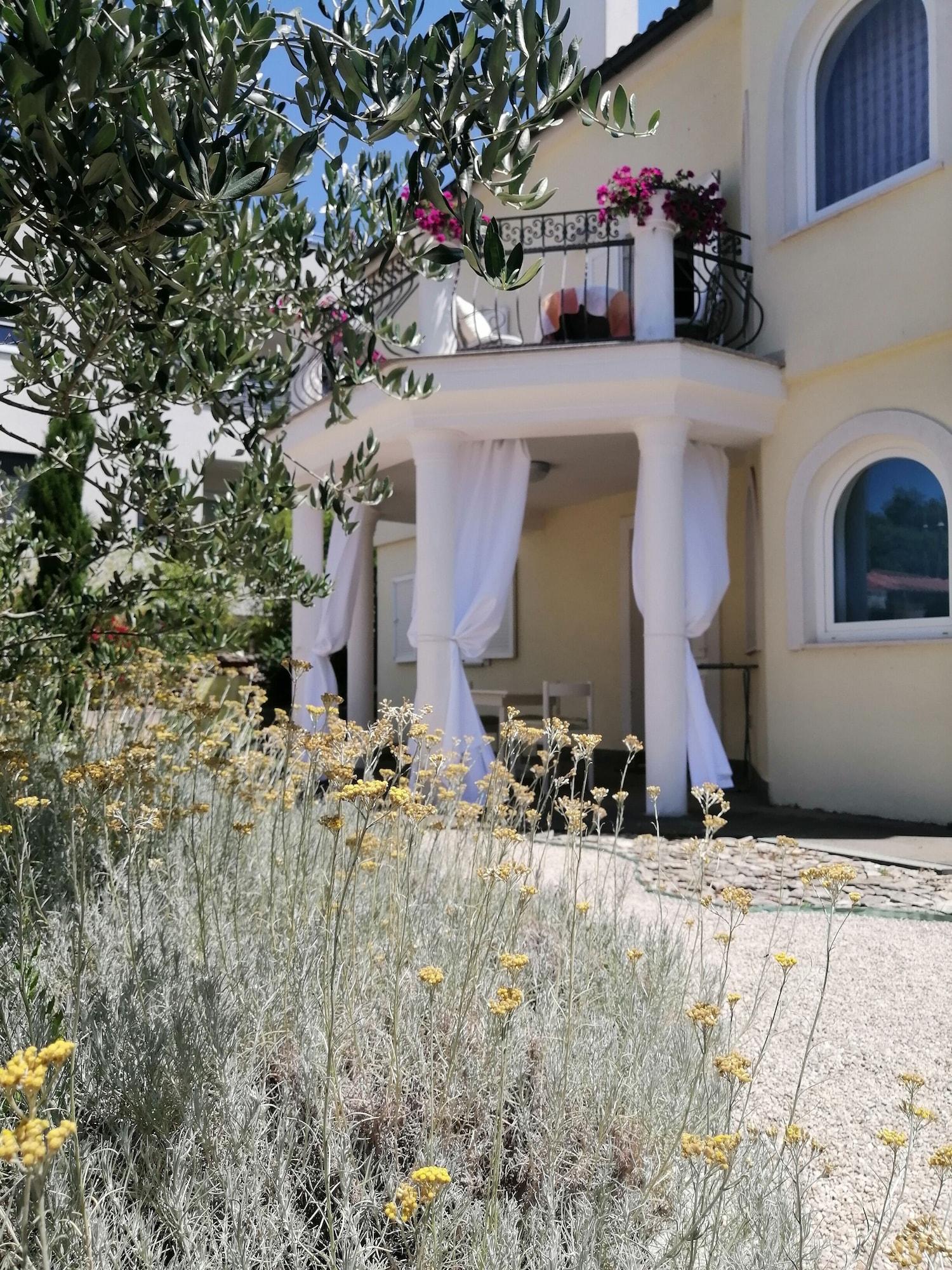 Vista Exterior Villa Mandolina Apartments