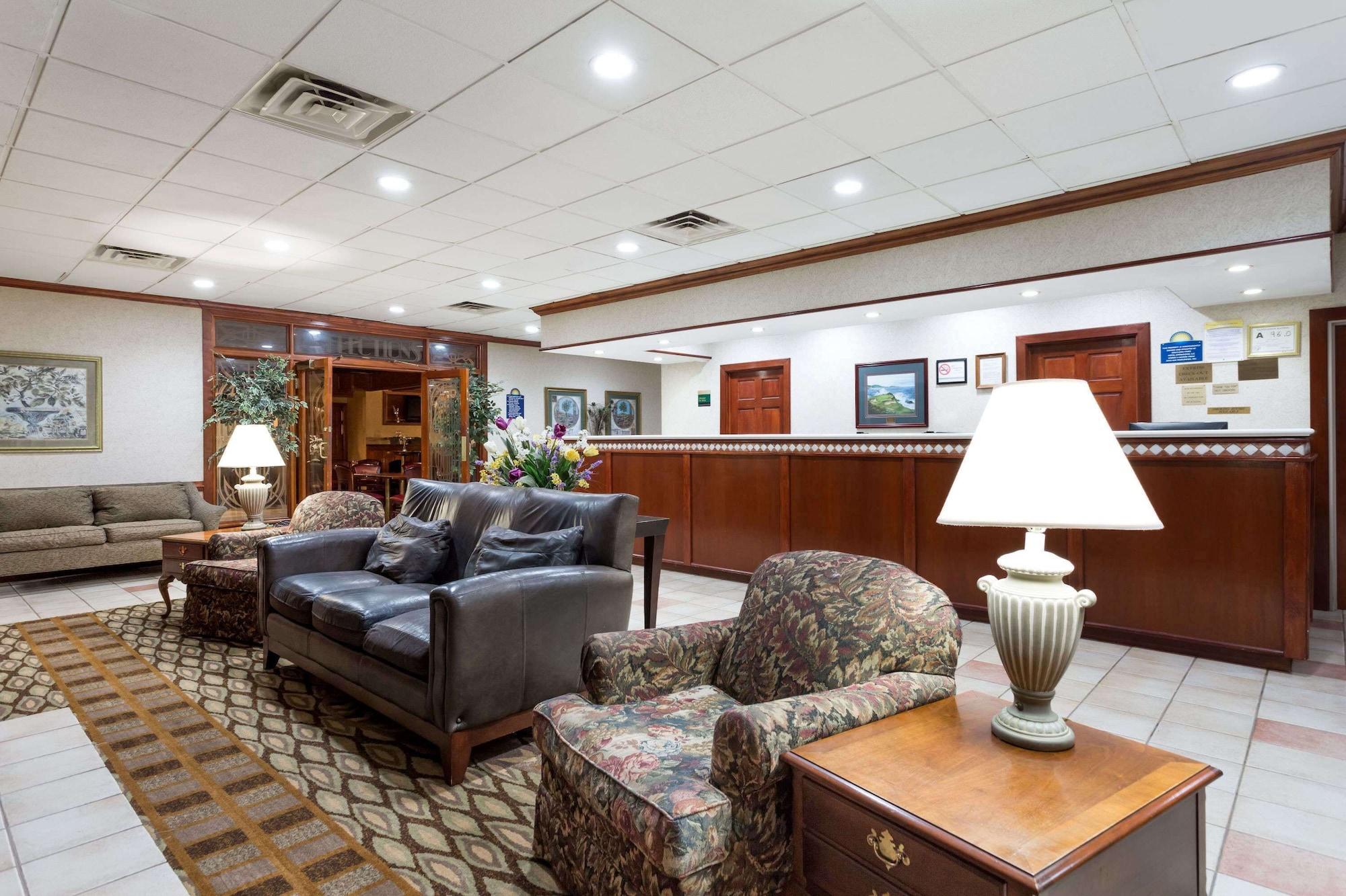 Vista Lobby Days Inn & Conf Center by Wyndham Southern Pines Pinehurst