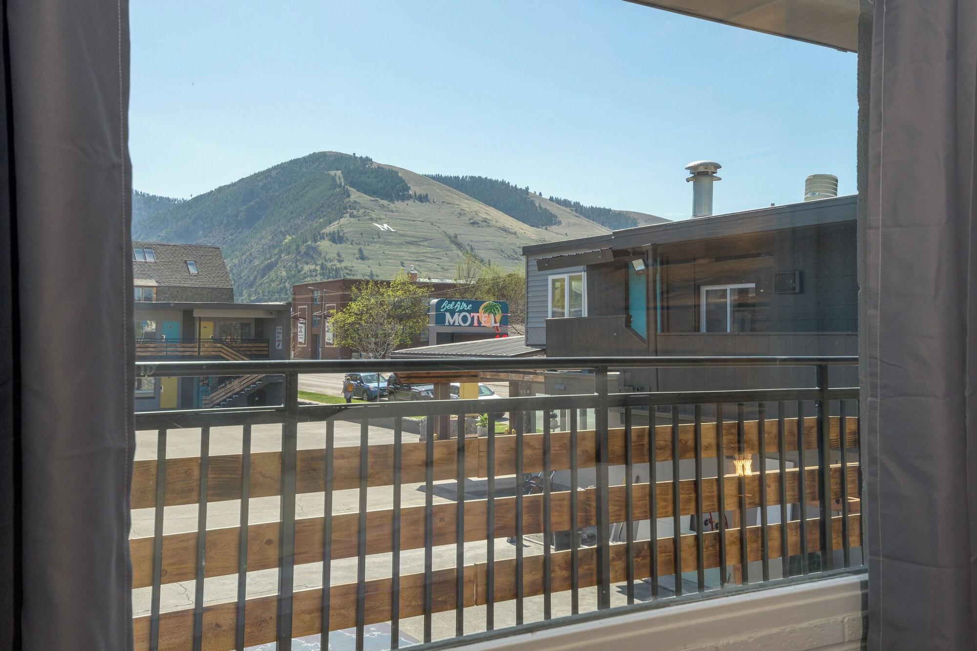 Varios Bel Aire Motel