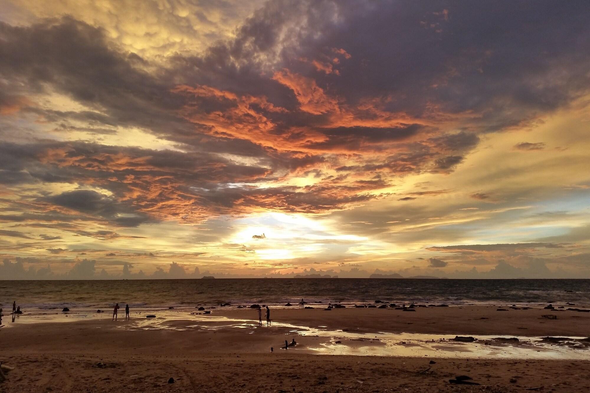 Playa Lanta Castaway Beach Resort