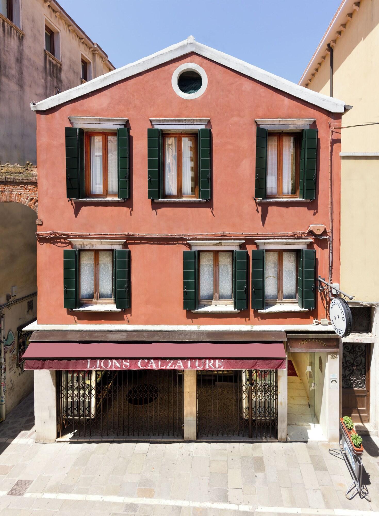 Vista Exterior Hotel Adriatico