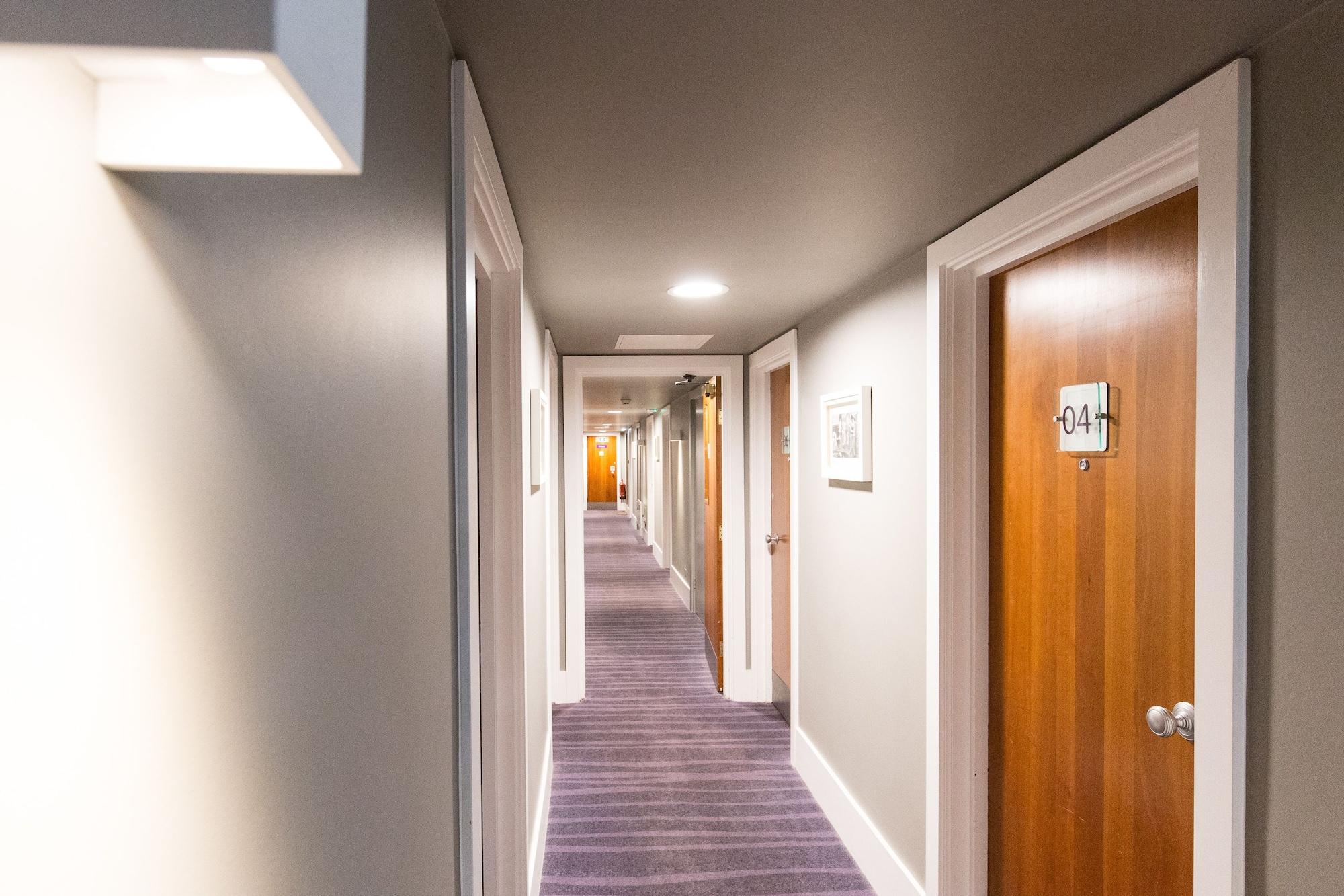 Varios Hello Hotel