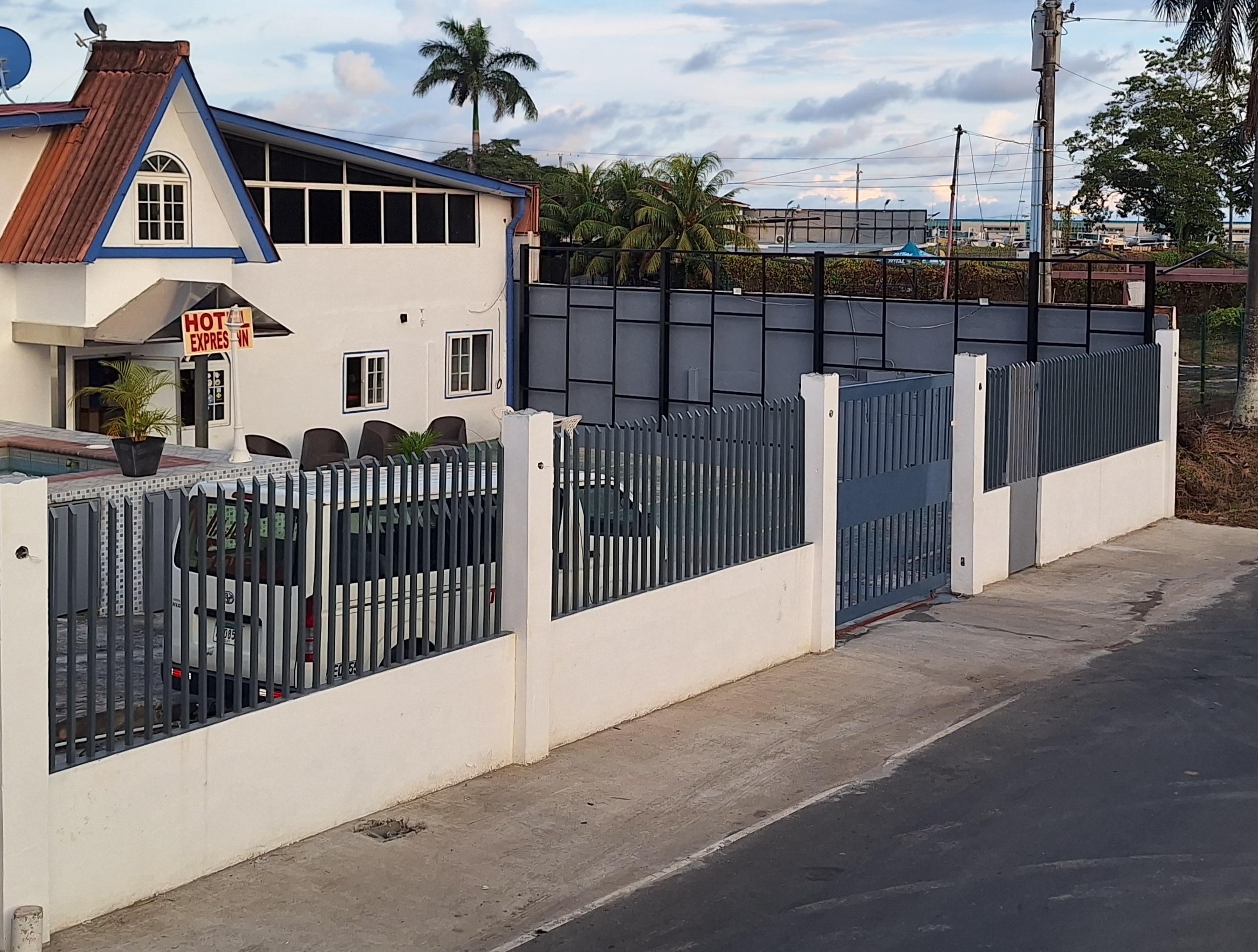 Vista Exterior Express Inn Panama International Airport Hostel