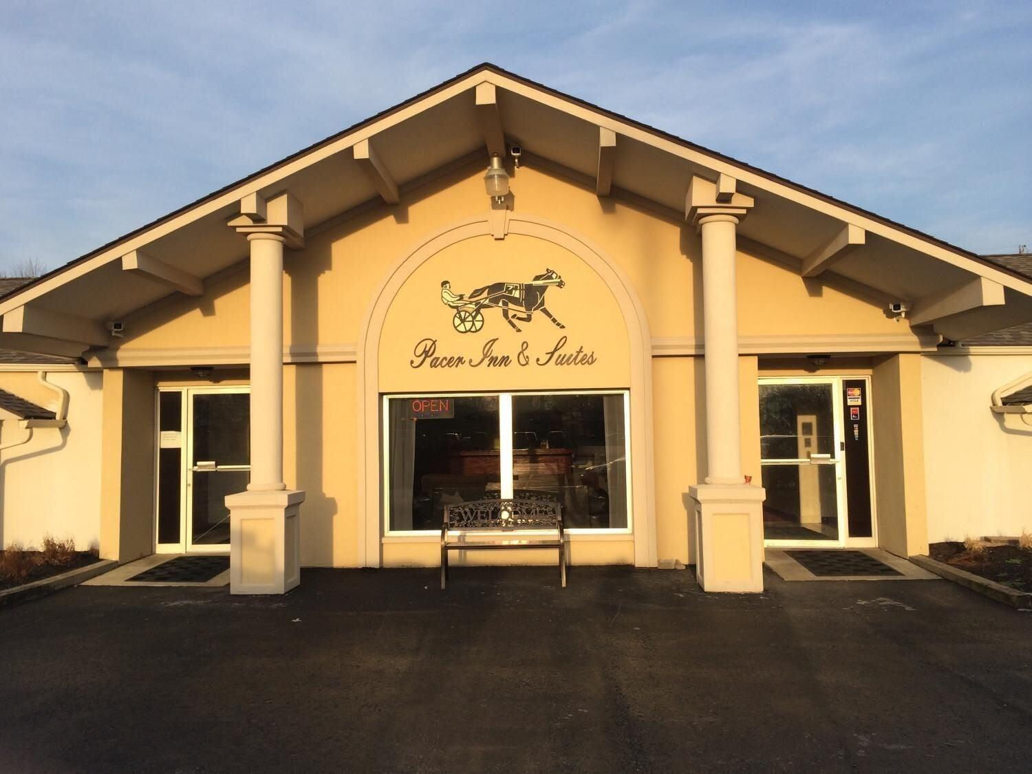 Vista Exterior Pacer Inn And Suites Delaware