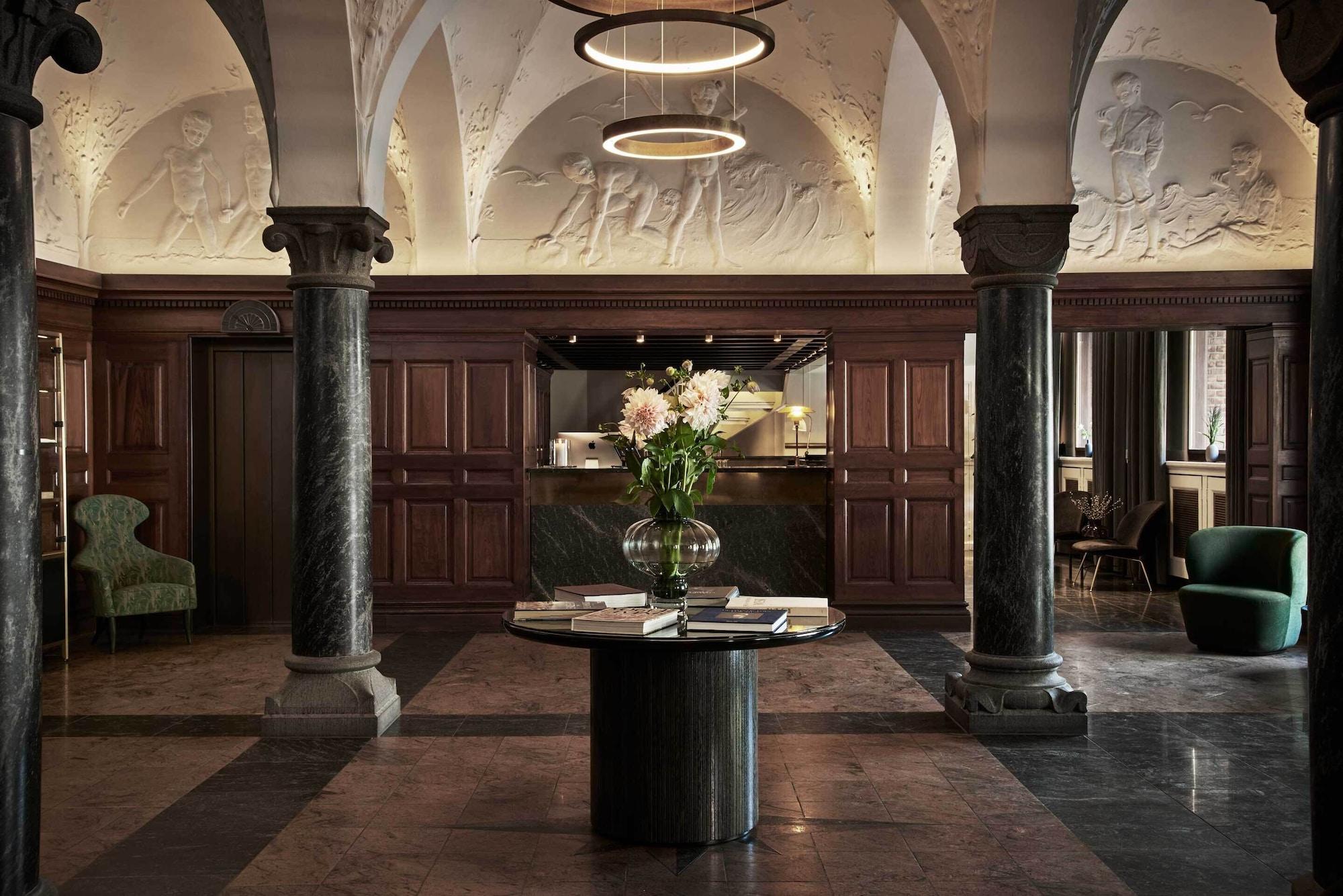 Vista Lobby Ascot Hotel