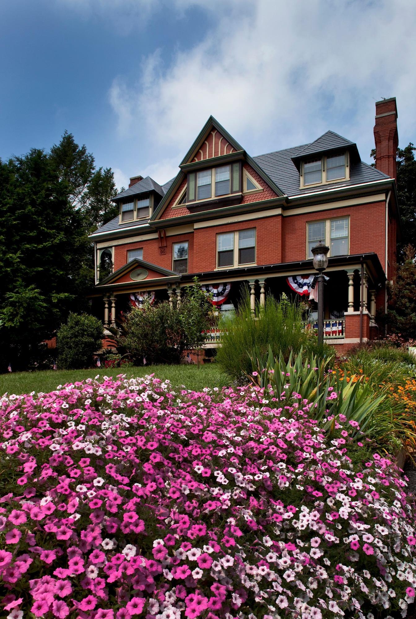 Varios B. F. Hiestand House Bed & Breakfast