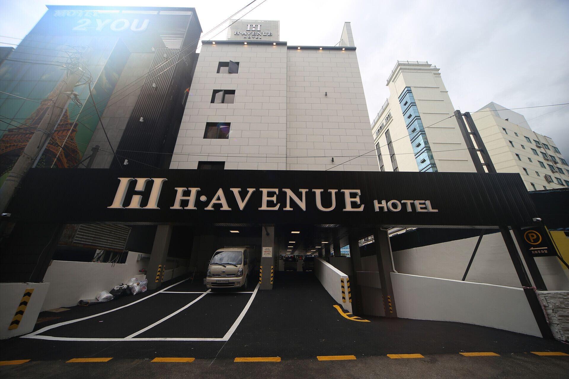 Vista Exterior H Avenue Hotel