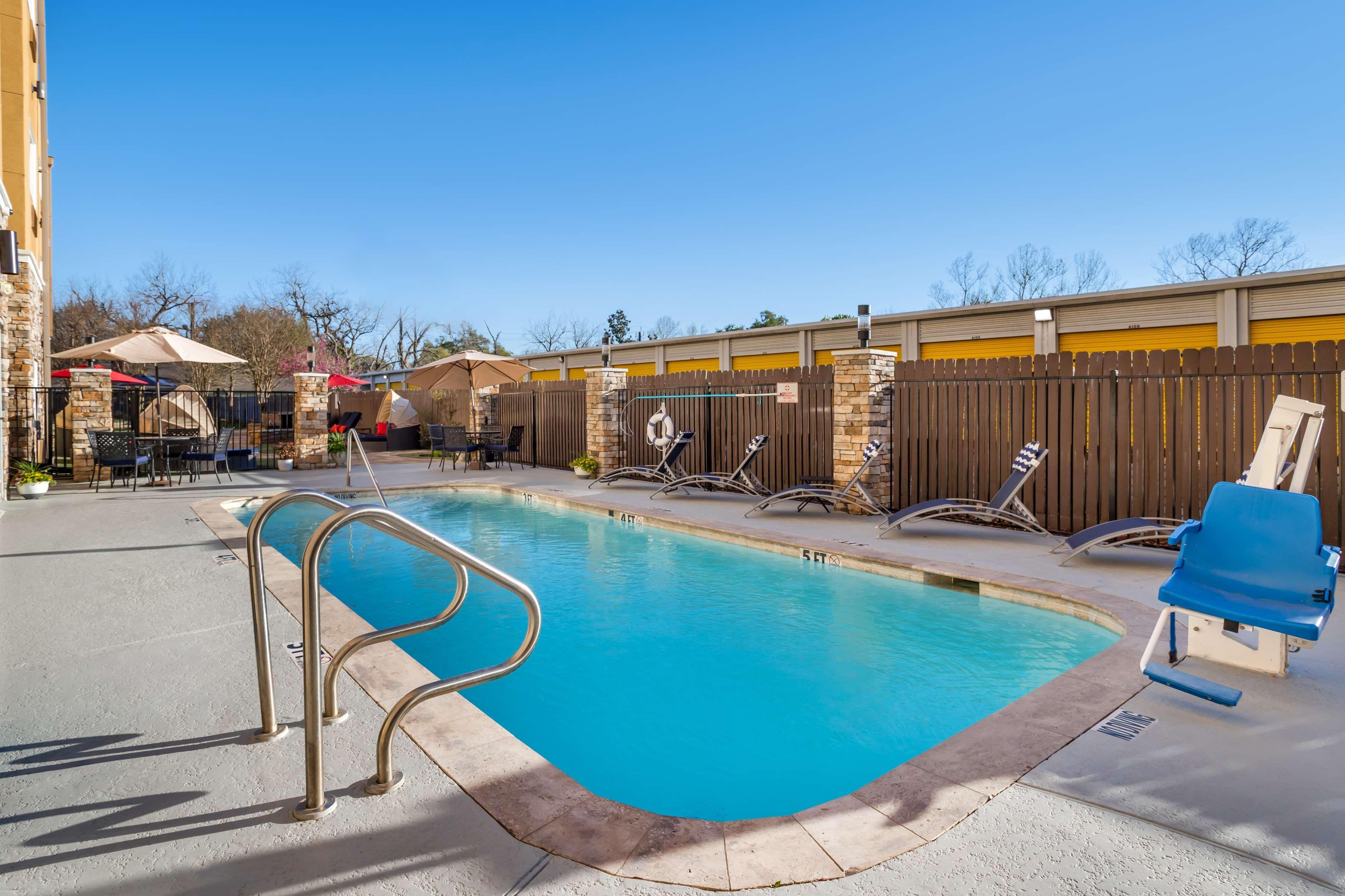 Vista Piscina Best Western Plus Lake Jackson Inn & Suites