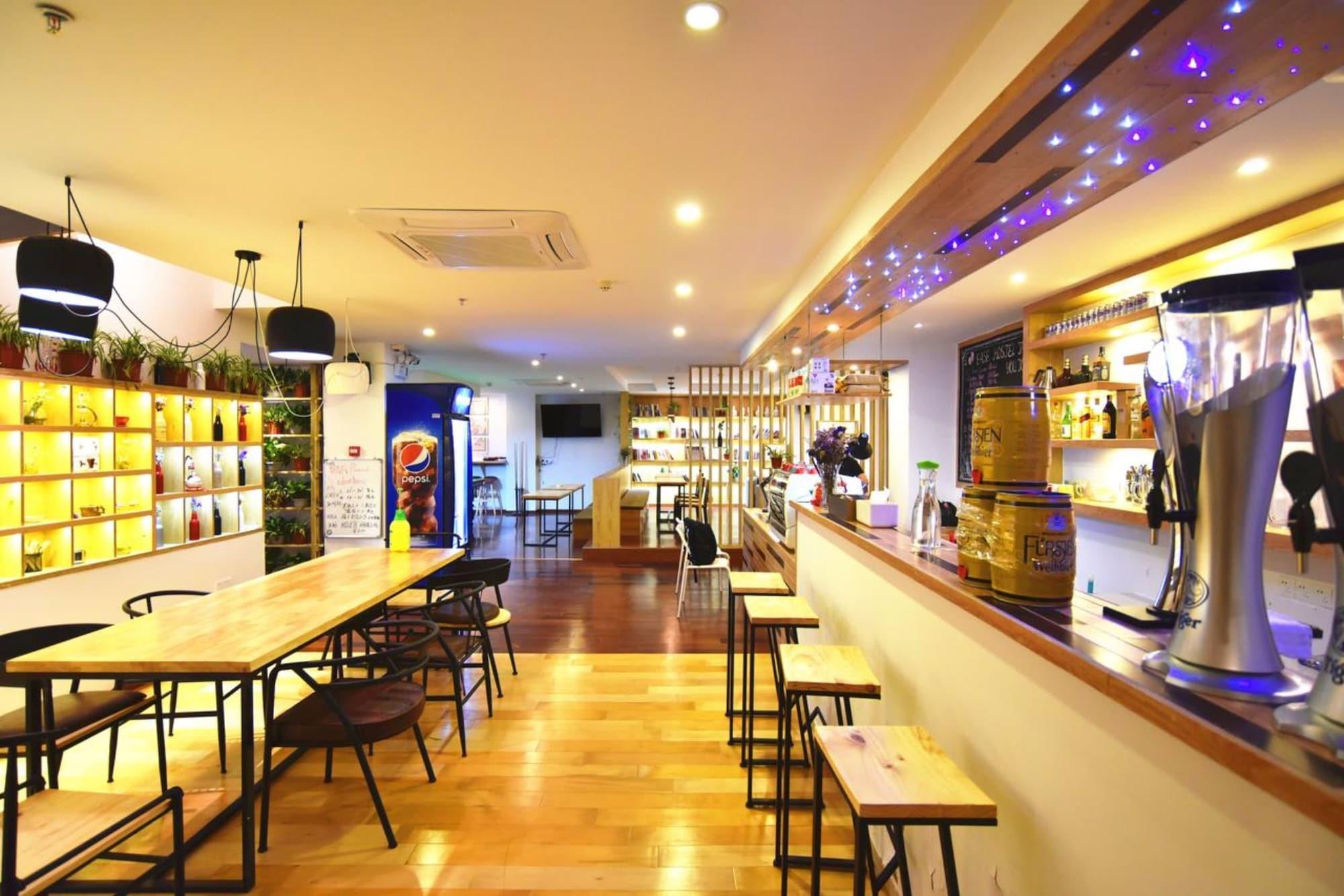 Varios Ease Hostel