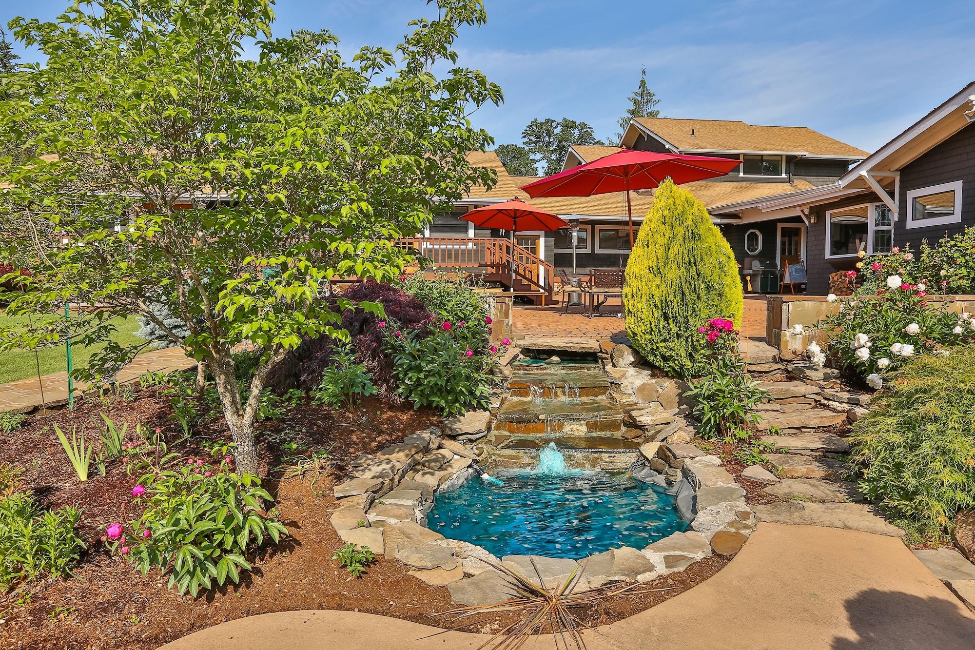 Varios Brookside Bed & Breakfast