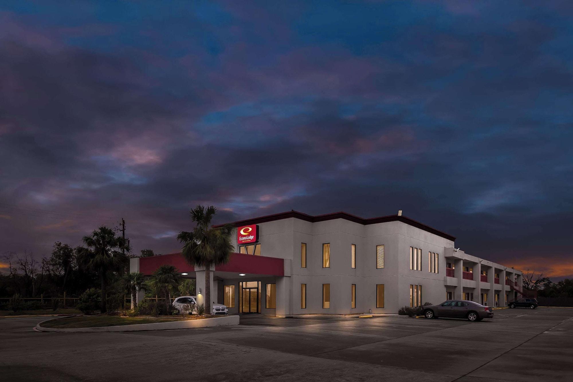 Varios Econo Lodge Inn & Suites