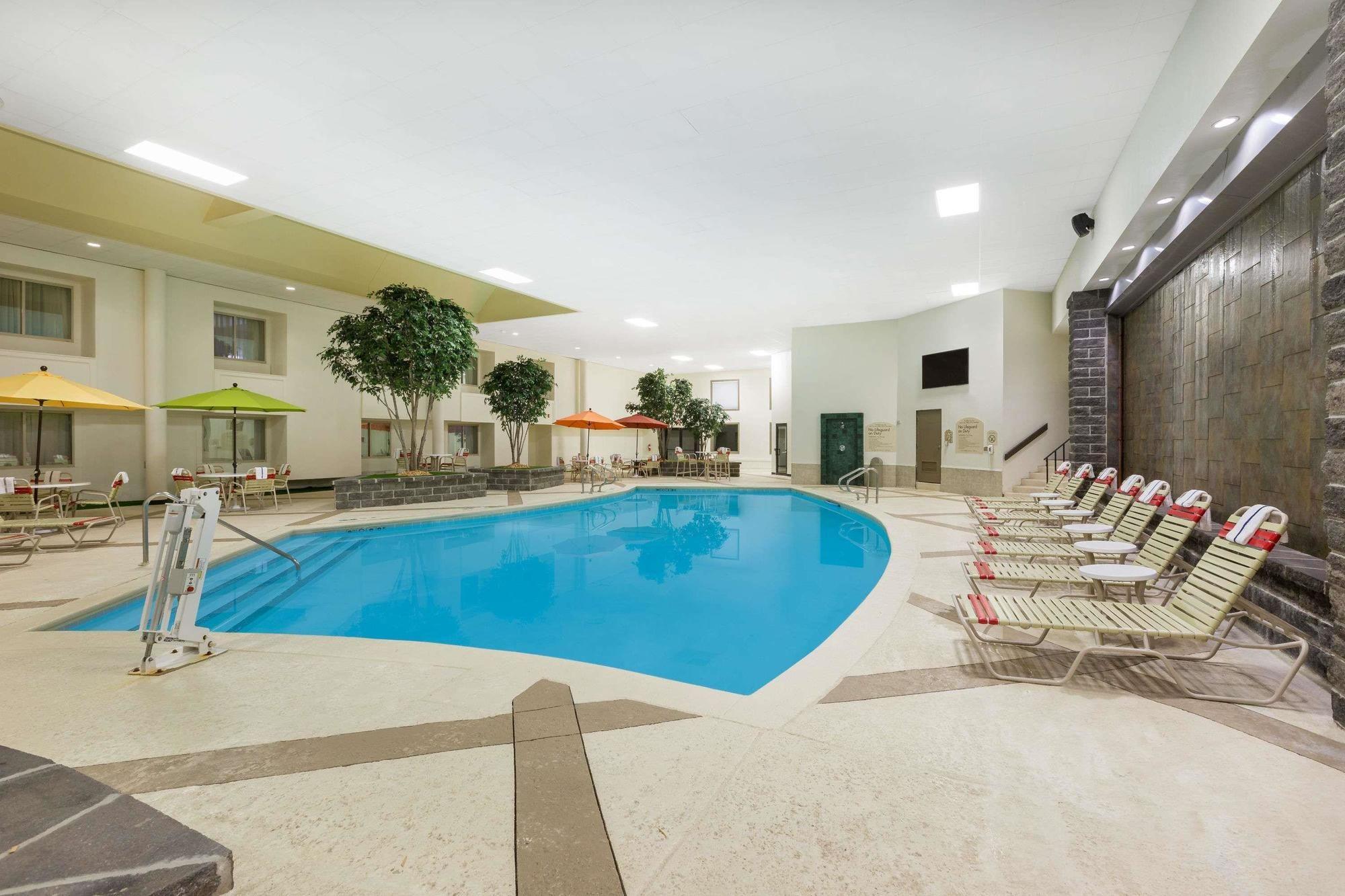 Vista Piscina Ramada Hotel Des Moines Airport