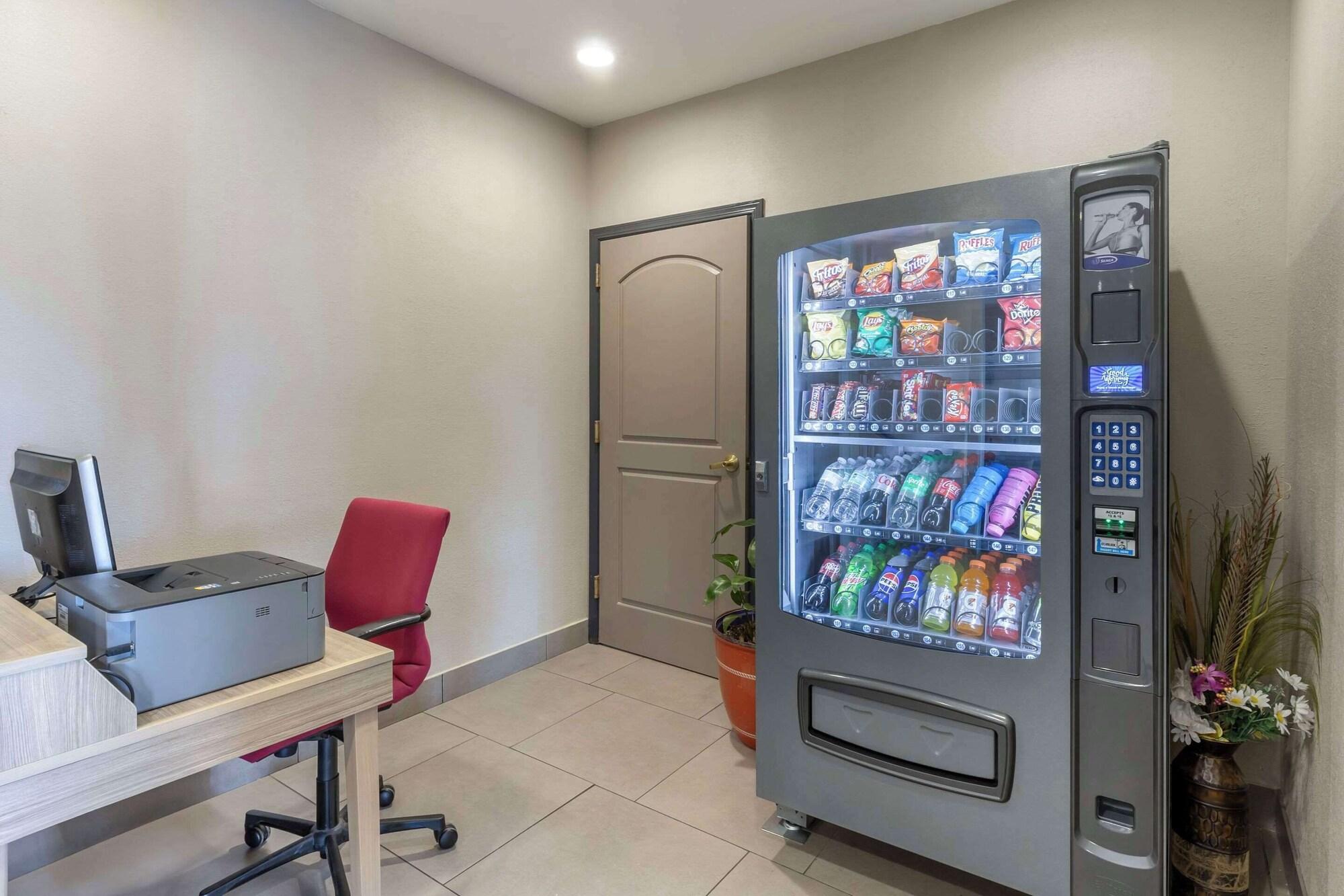 Vista Lobby Country Inn & Suites by Radisson, St. Peters, MO