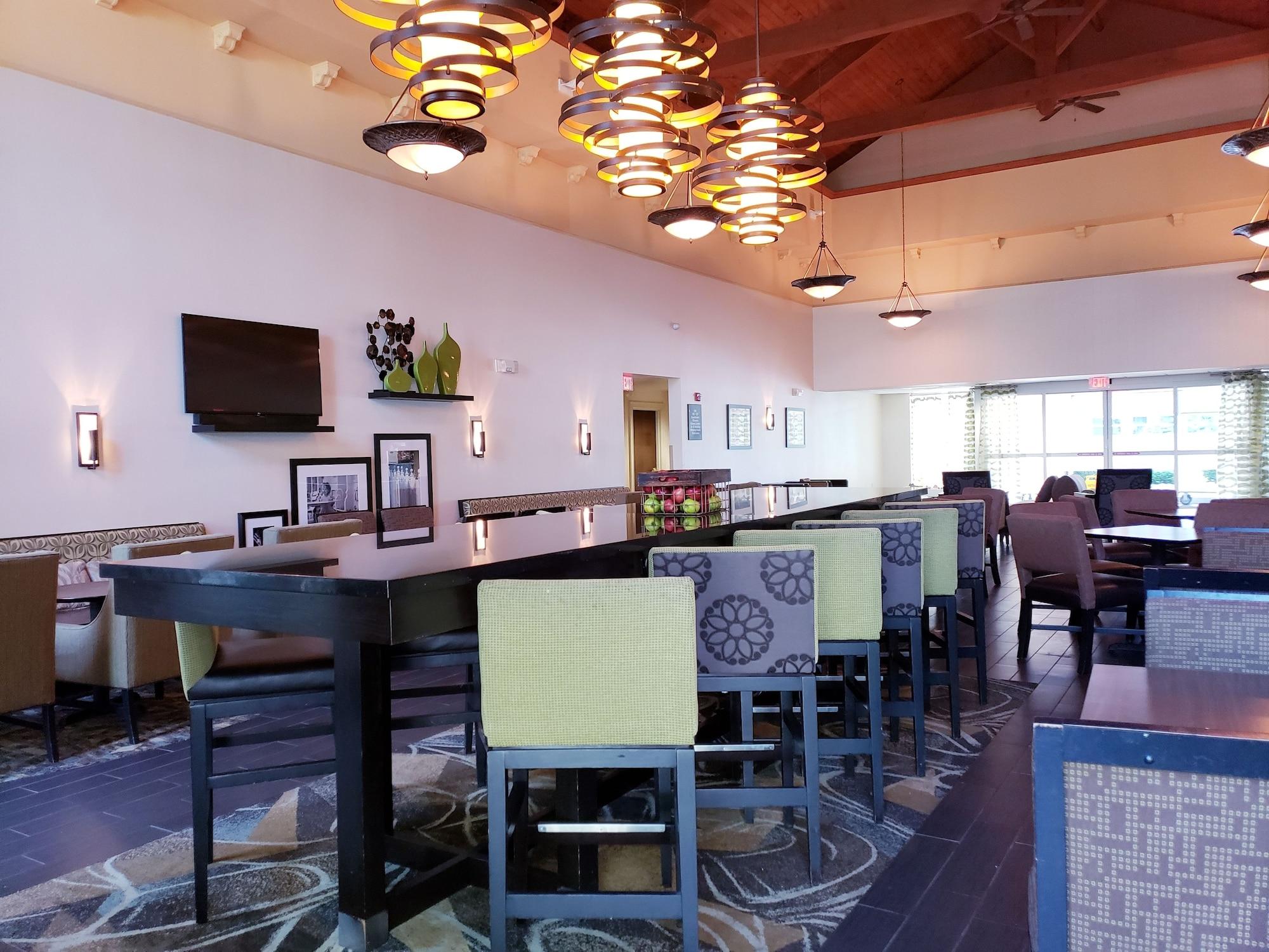 Vista Lobby Hampton Inn & Suites Newtown