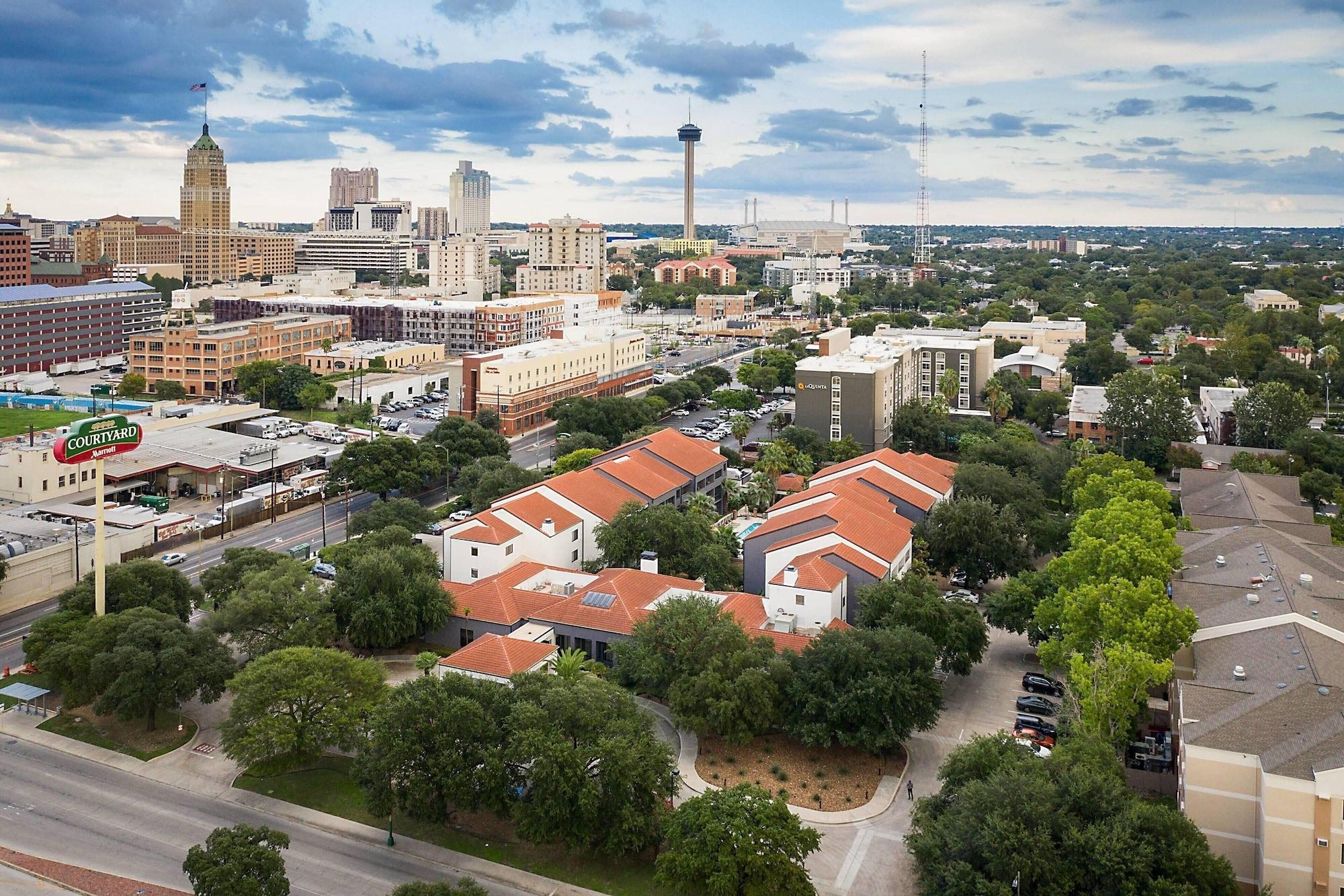 Vista Exterior Courtyard by Marriott San Antonio Downtown/Market Square