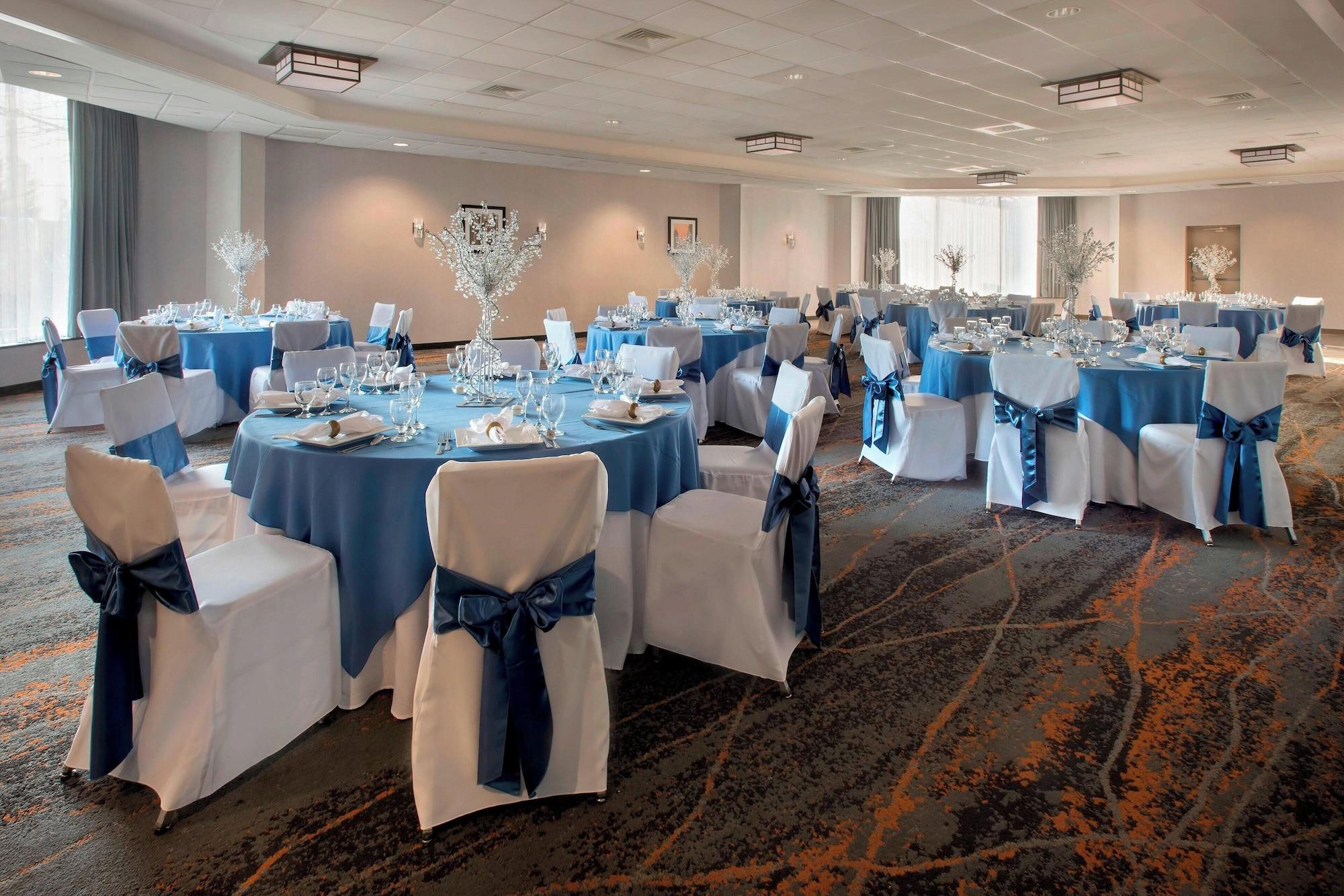 Vista Lobby Four Points by Sheraton Philadelphia Northeast