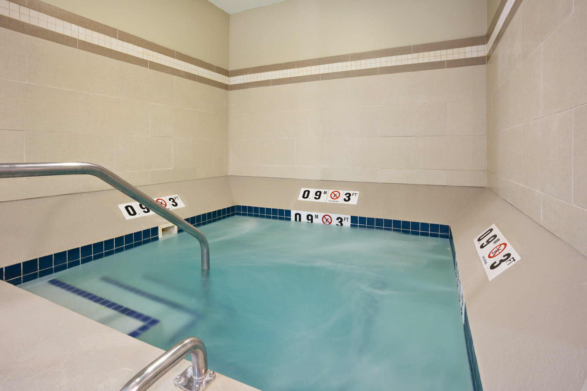 Vista Piscina Holiday Inn Express and Suites St. Paul Woodbury