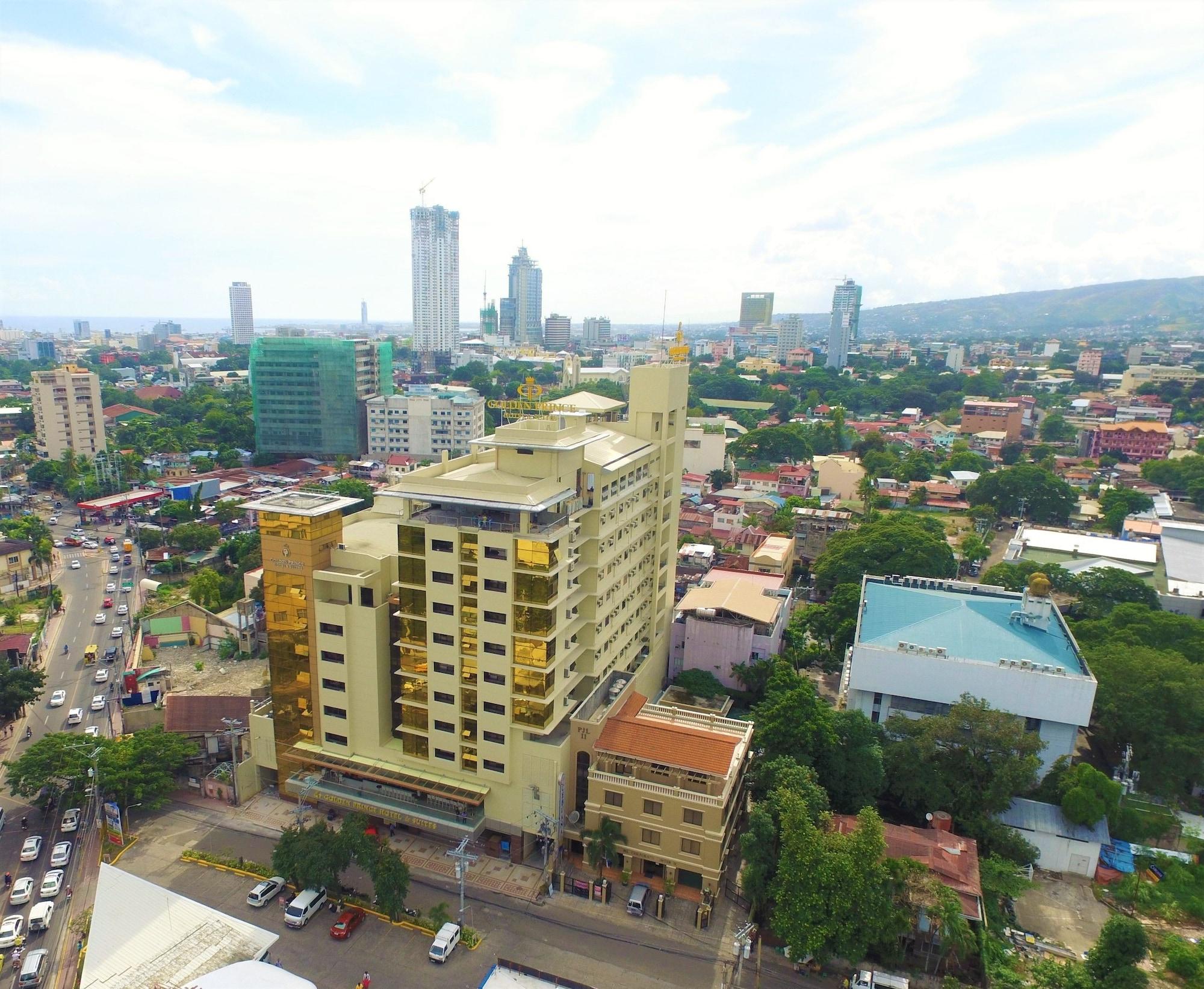 Vista Exterior Golden Prince Hotel and Suites