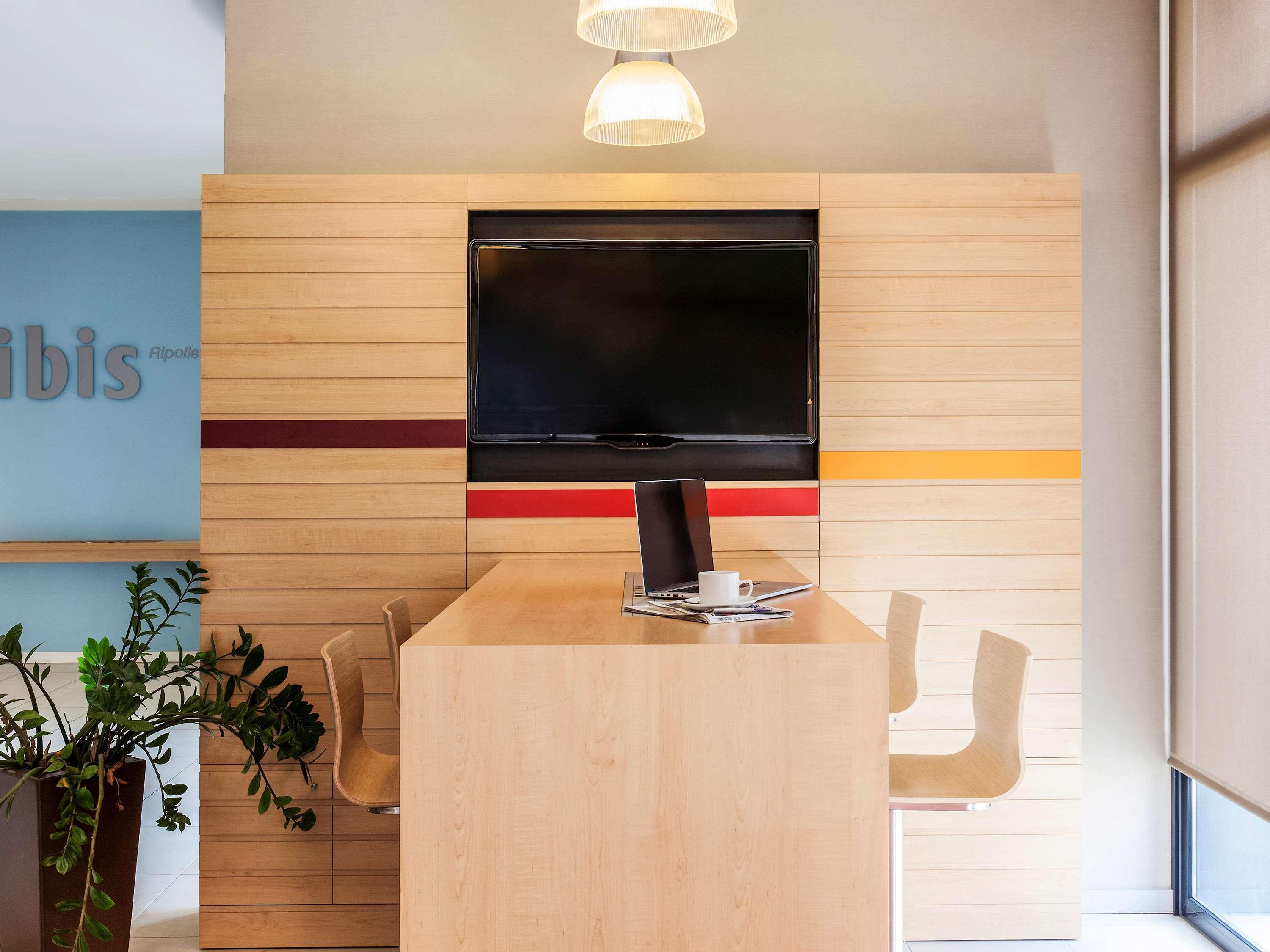 Varios ibis Barcelona Ripollet