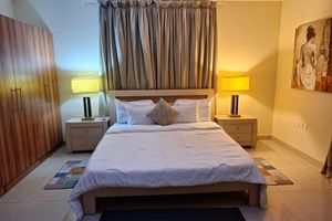 Alquiler Vacacional - Spacious 3-bedroom Apartment in Accra with AC, DSTV, Pool, Gym and WiFi