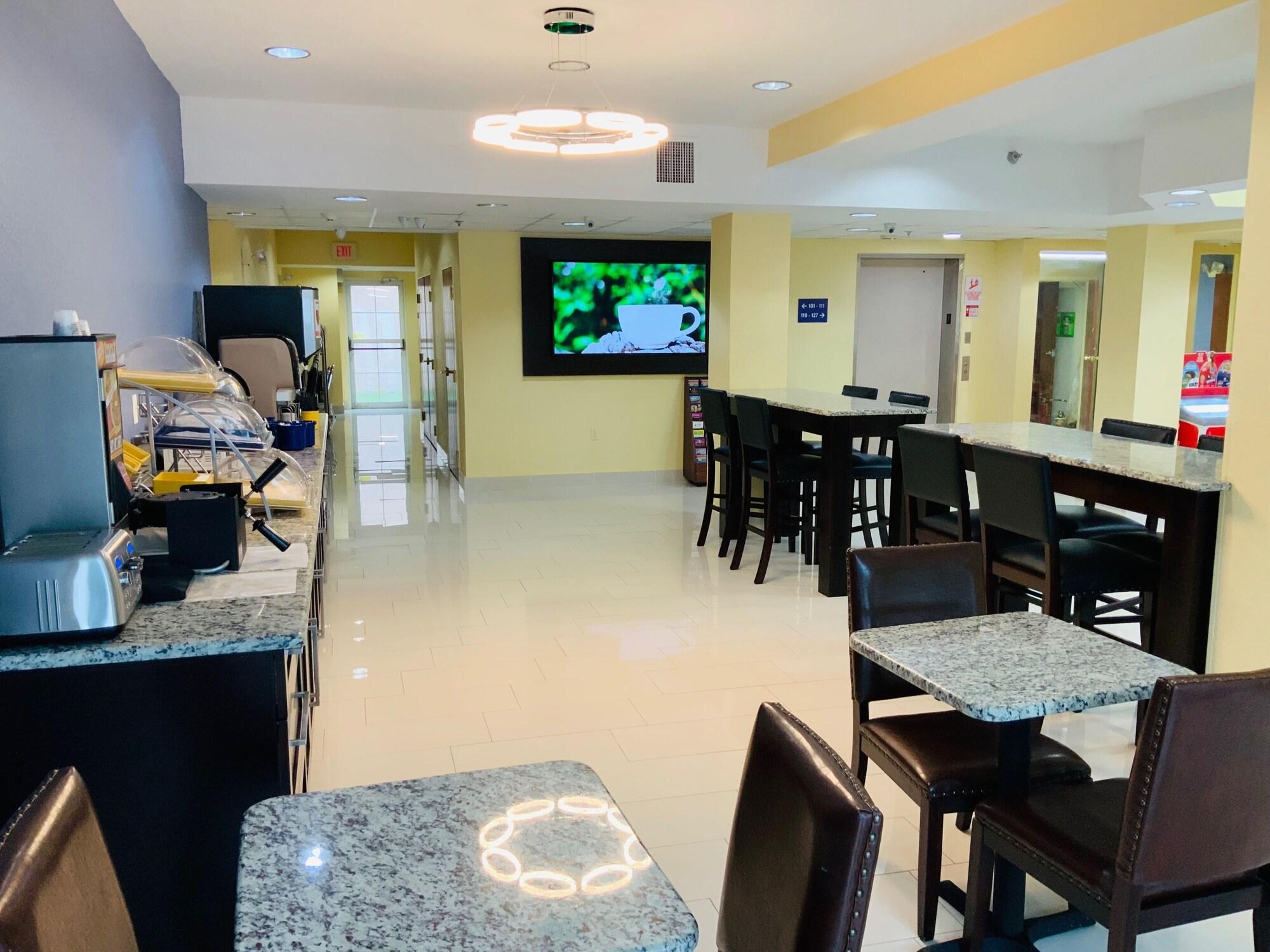 Restaurant Days Inn & Suites by Wyndham Tampa/Raymond James Stadium