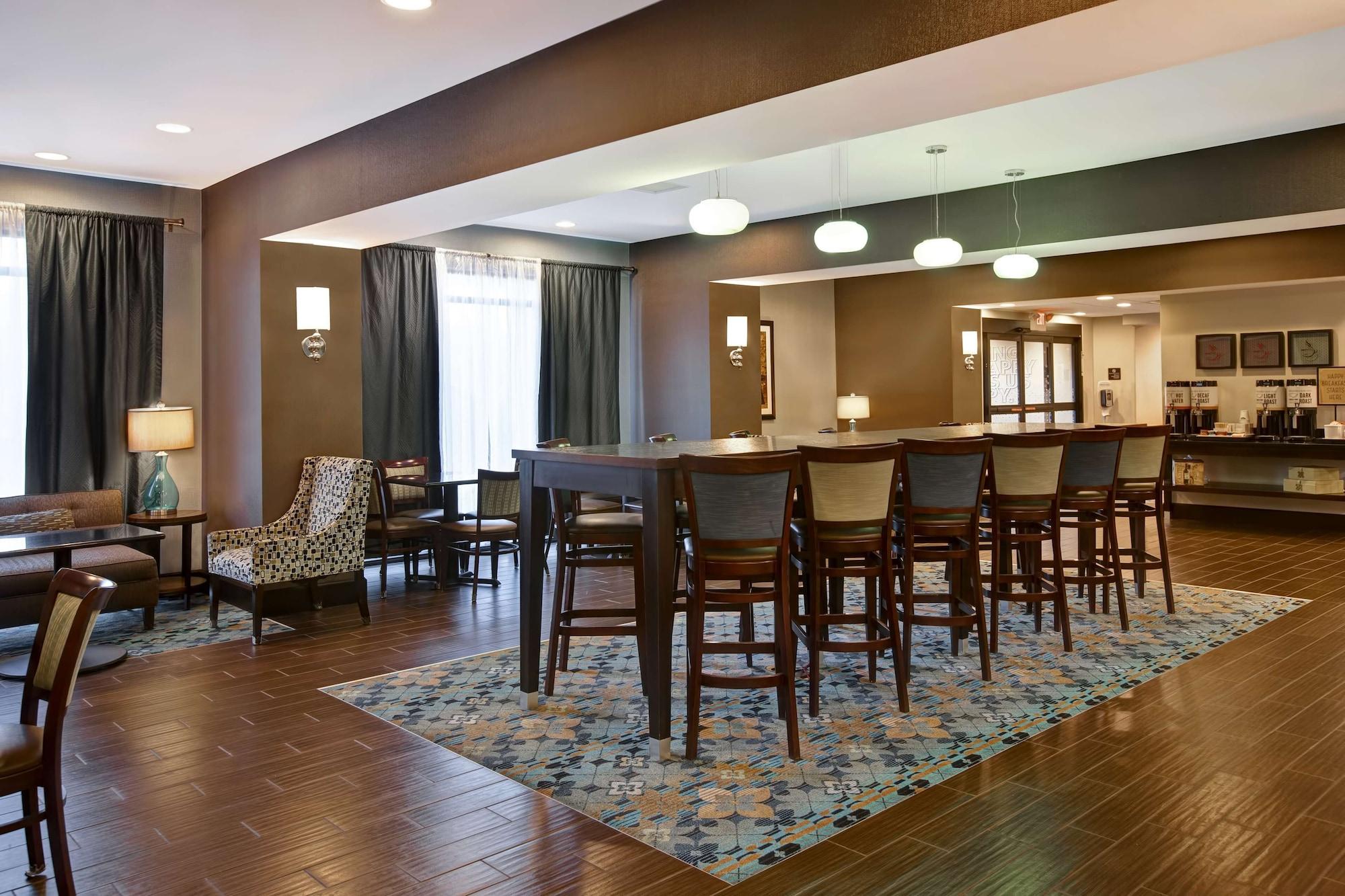 Vista Lobby Hampton Inn DeKalb, IL