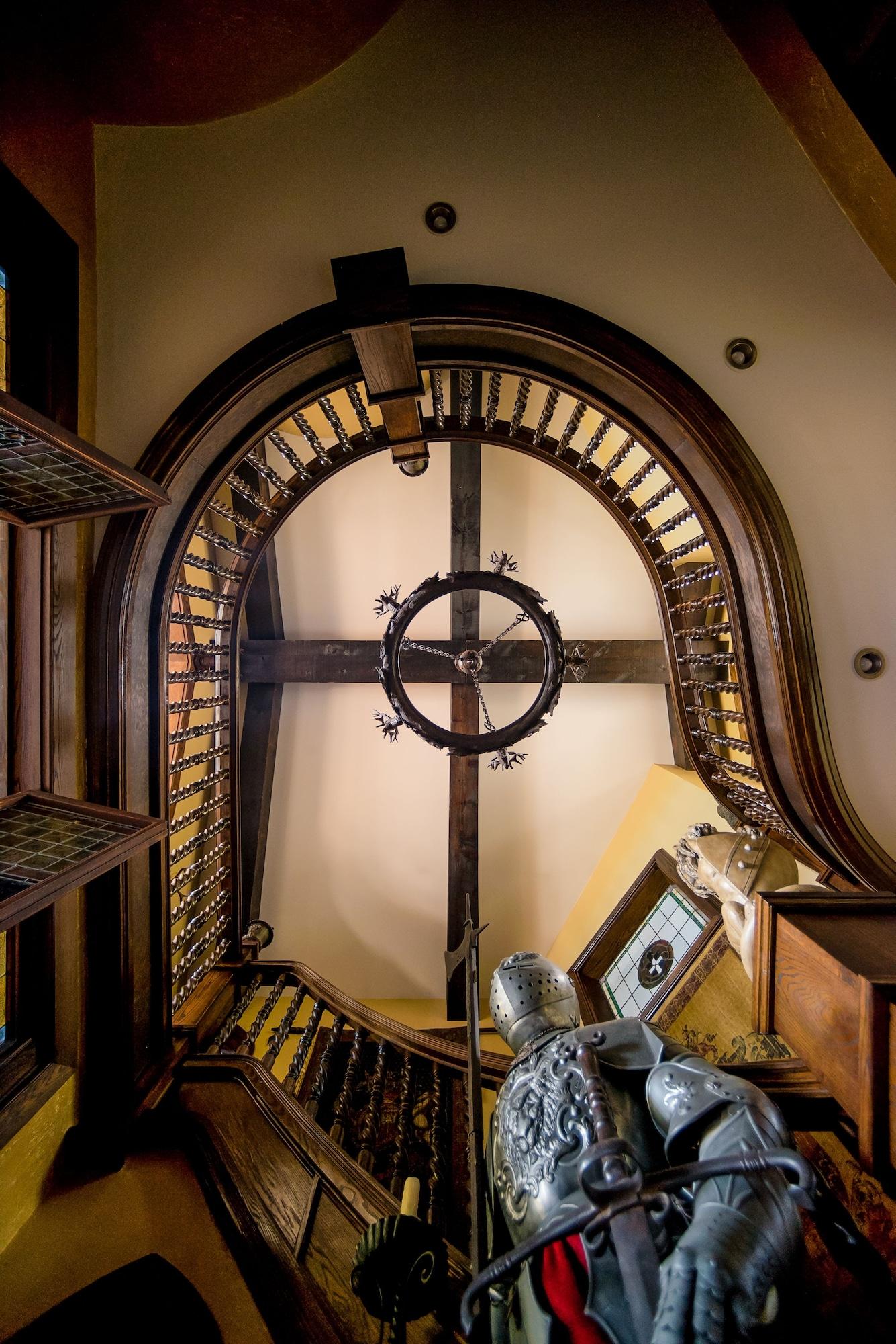 Varios HIGHLANDS CASTLE overlooking Lake George.. plus 2 other Castles!