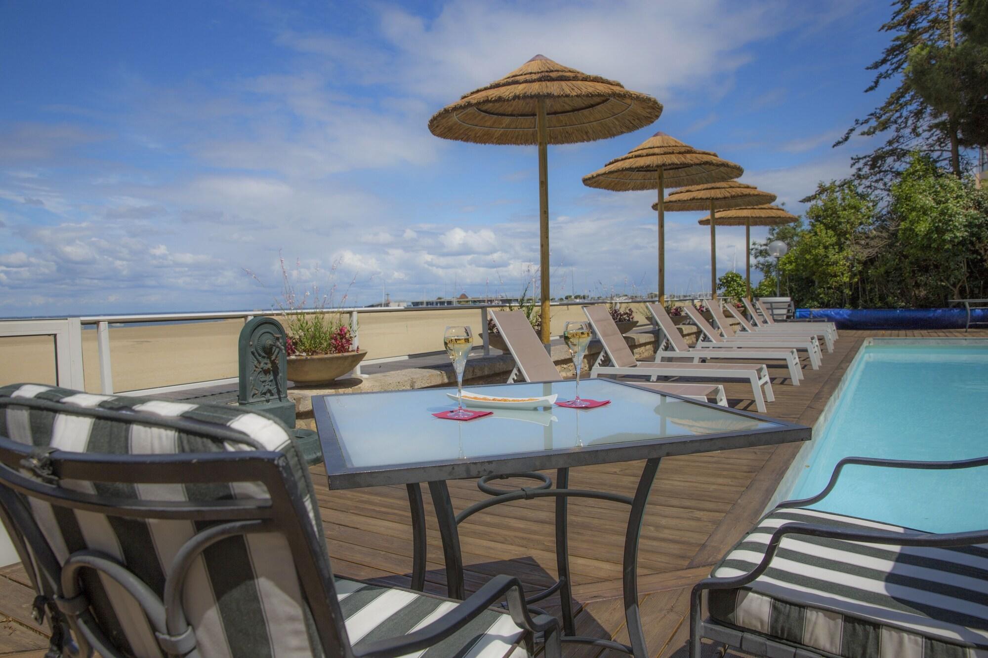 Vista Piscina Arc Hôtel sur Mer