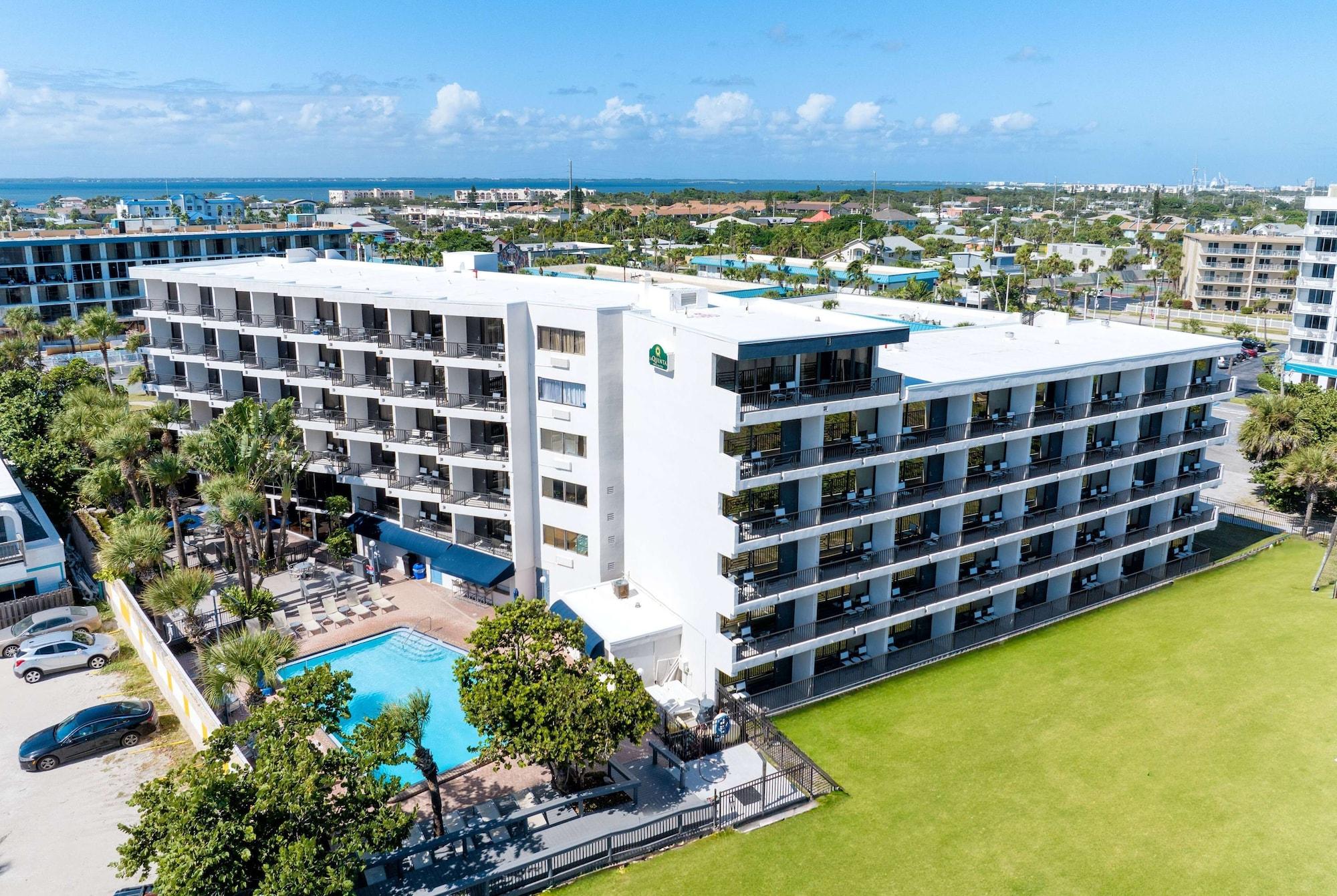 Vista Exterior La Quinta Inn & Suites by Wyndham Cocoa Beach Oceanfront