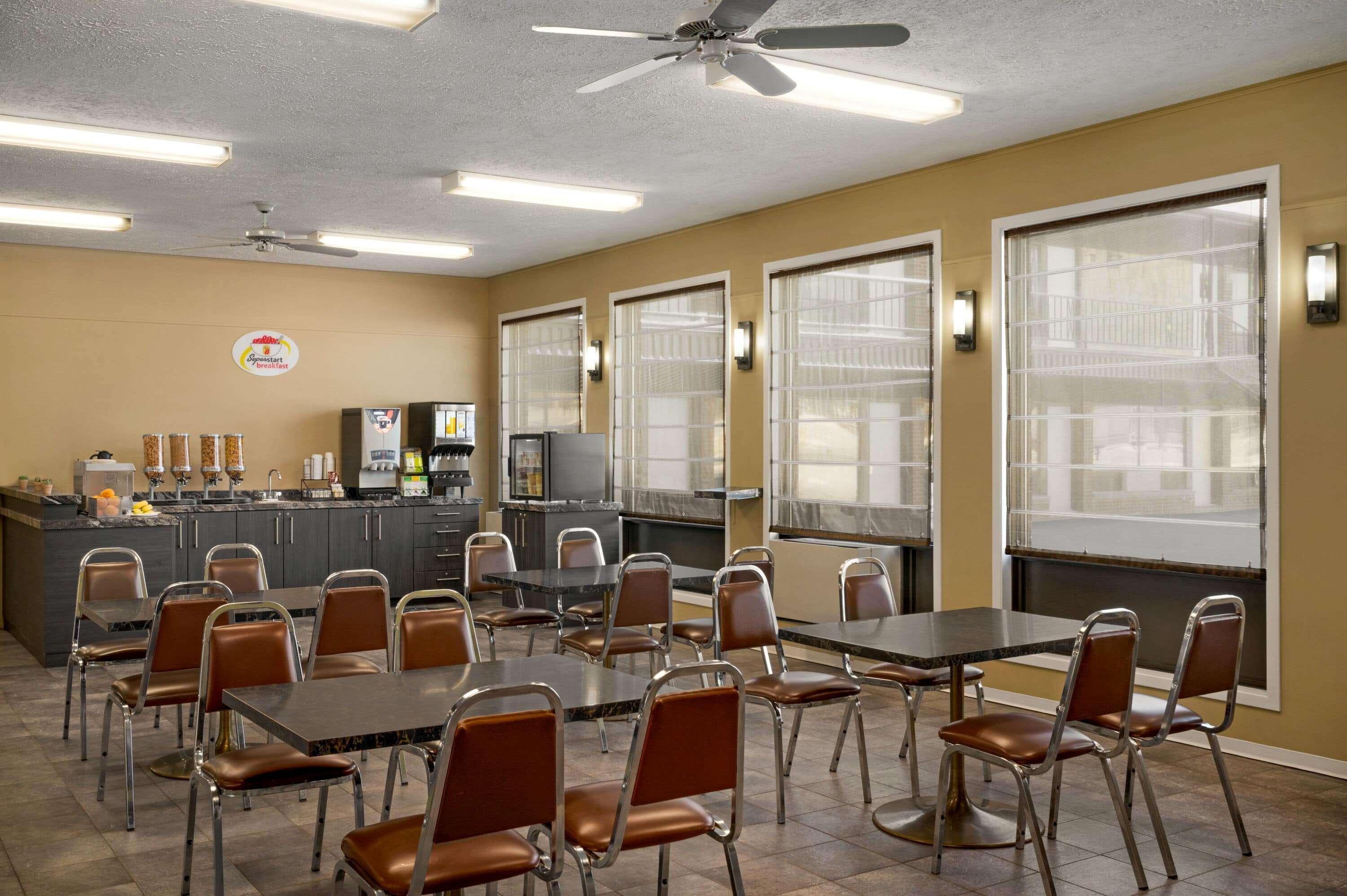 Restaurant Super 8 By Wyndham Hearst On