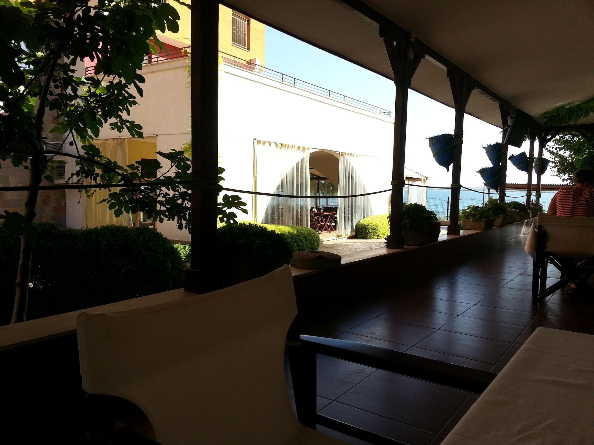 Restaurant Menada Ravda Apartments