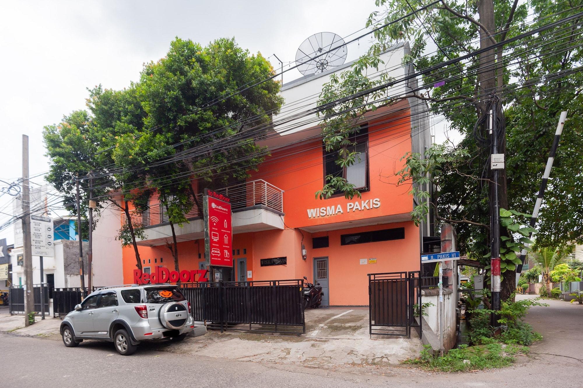 Vista Exterior RedDoorz Syariah near Grand Galaxy Park