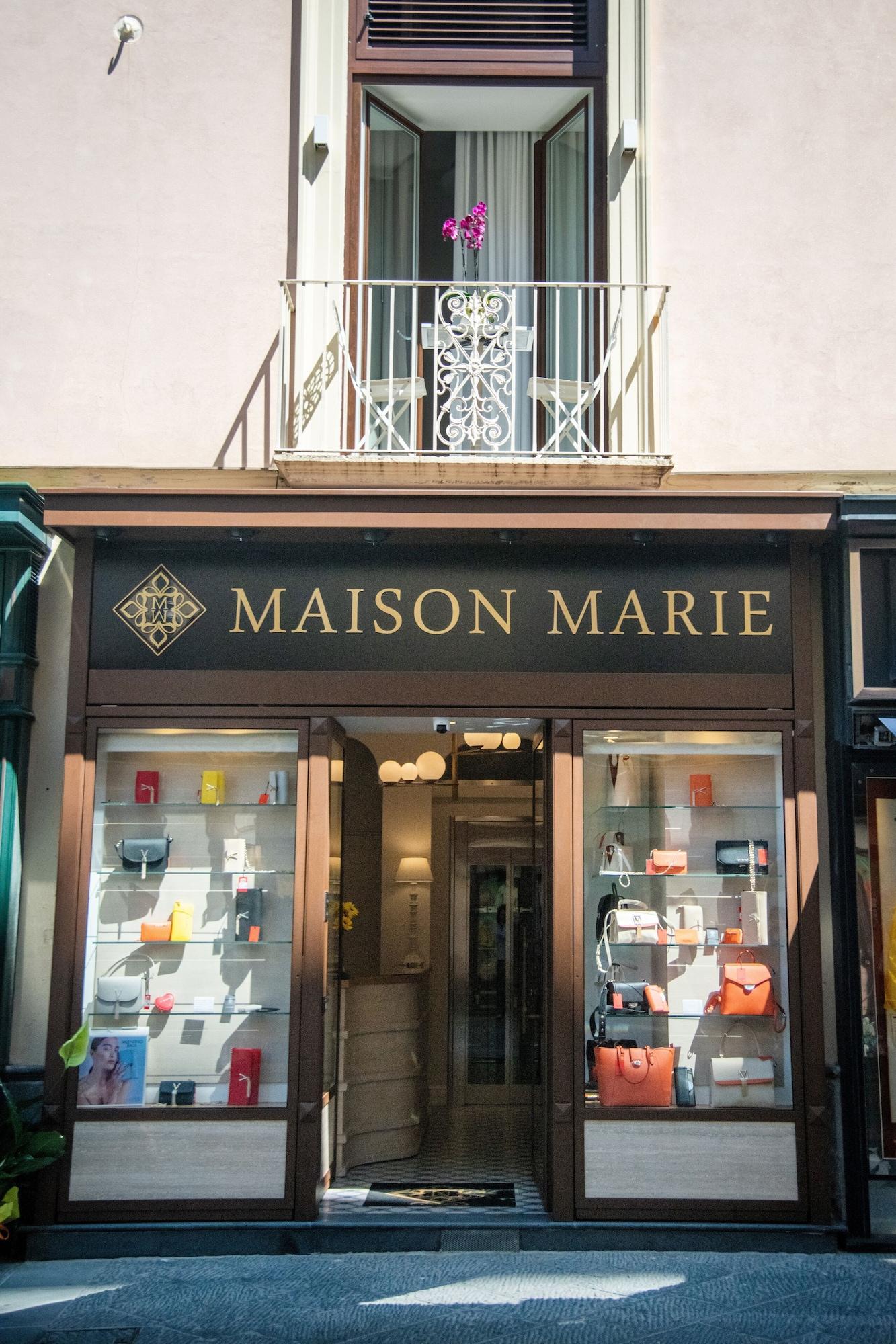 Vista Exterior Maison Marie
