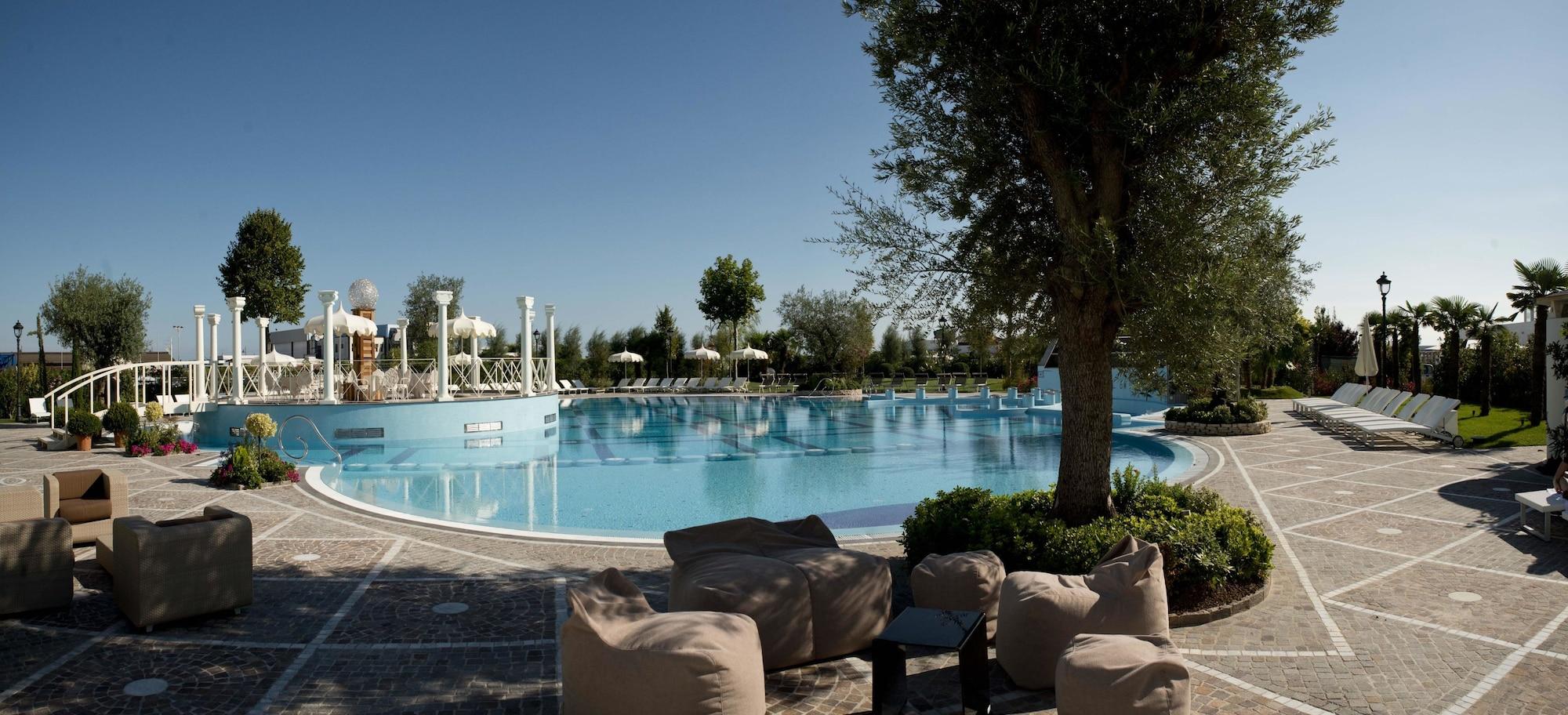 Vista Piscina Grand Hotel da Vinci