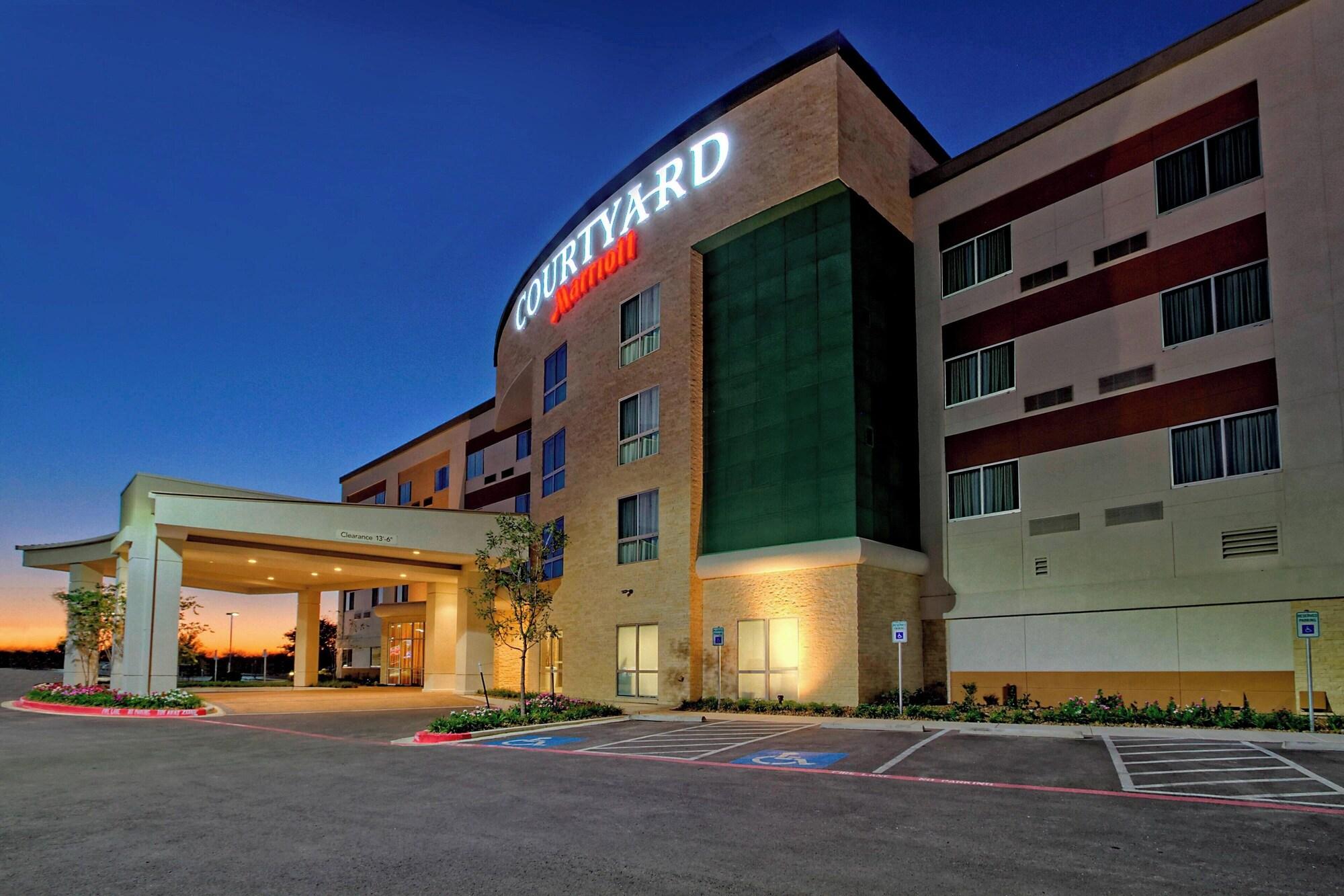 Vista Exterior Courtyard San Marcos