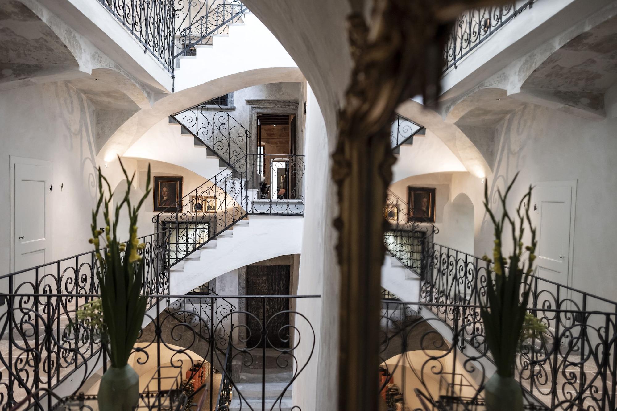 Varios Goldenstern Townhouse