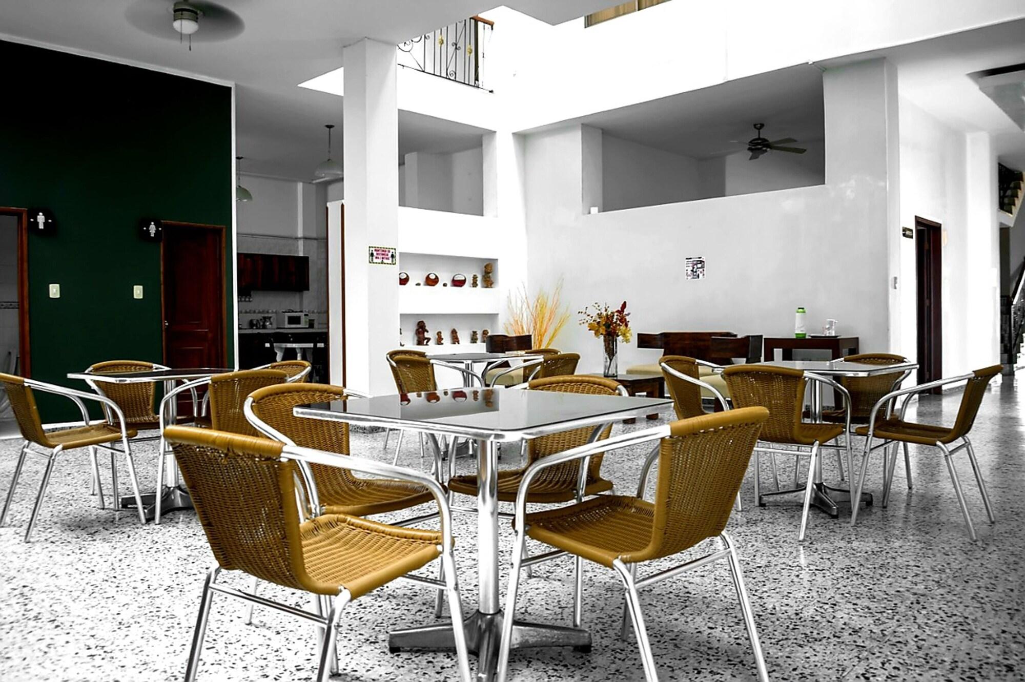 Varios Hotel El Flor Amarillo